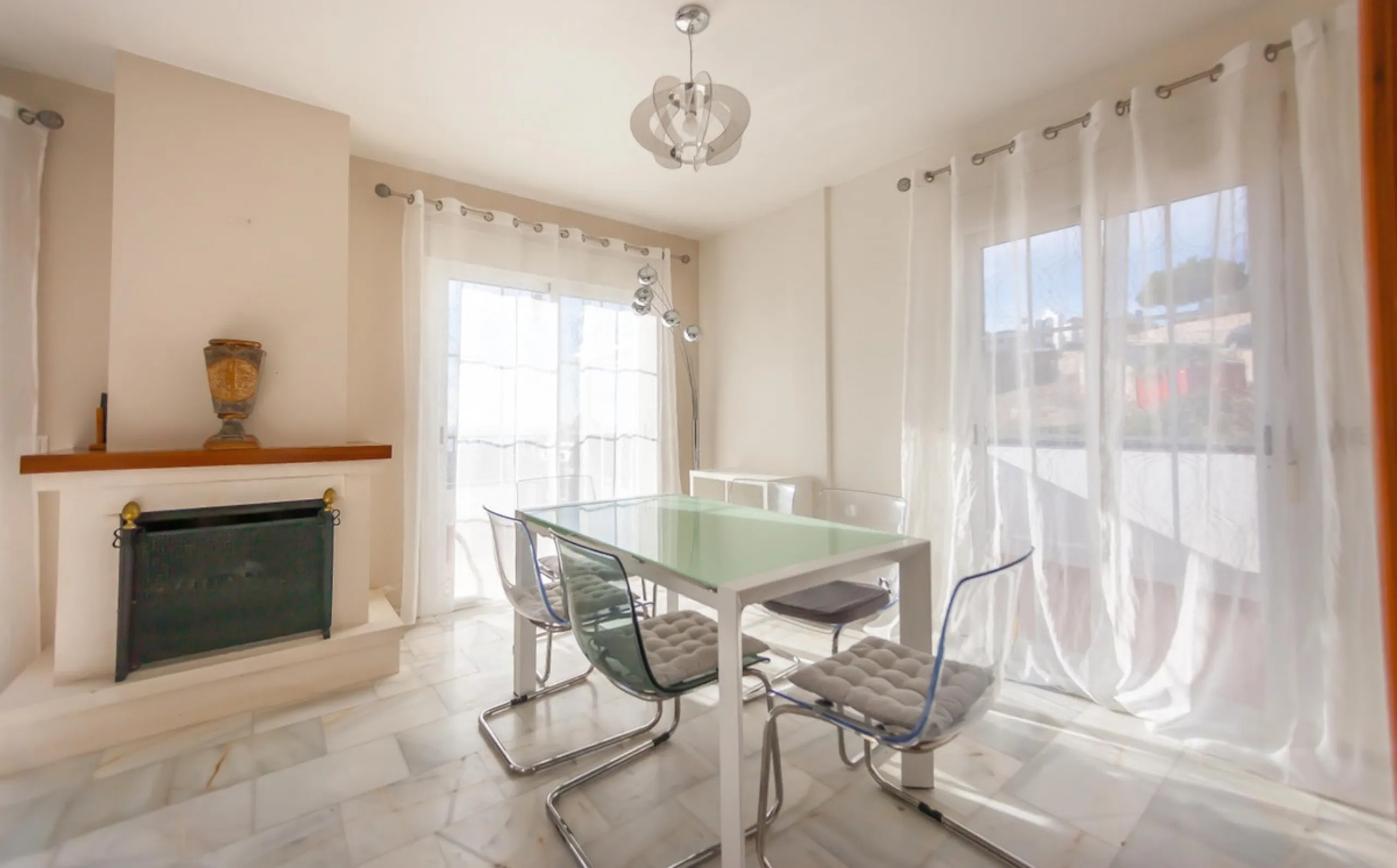GREAT OPPORTUNITY! Bright and spacious house located in the sought after area of Puerto Blanquillo in Frigiliana, with un interrupted views over the valley towards Nerja and the Mediterranean Sea. The house is on a corner plot and has two independent entr