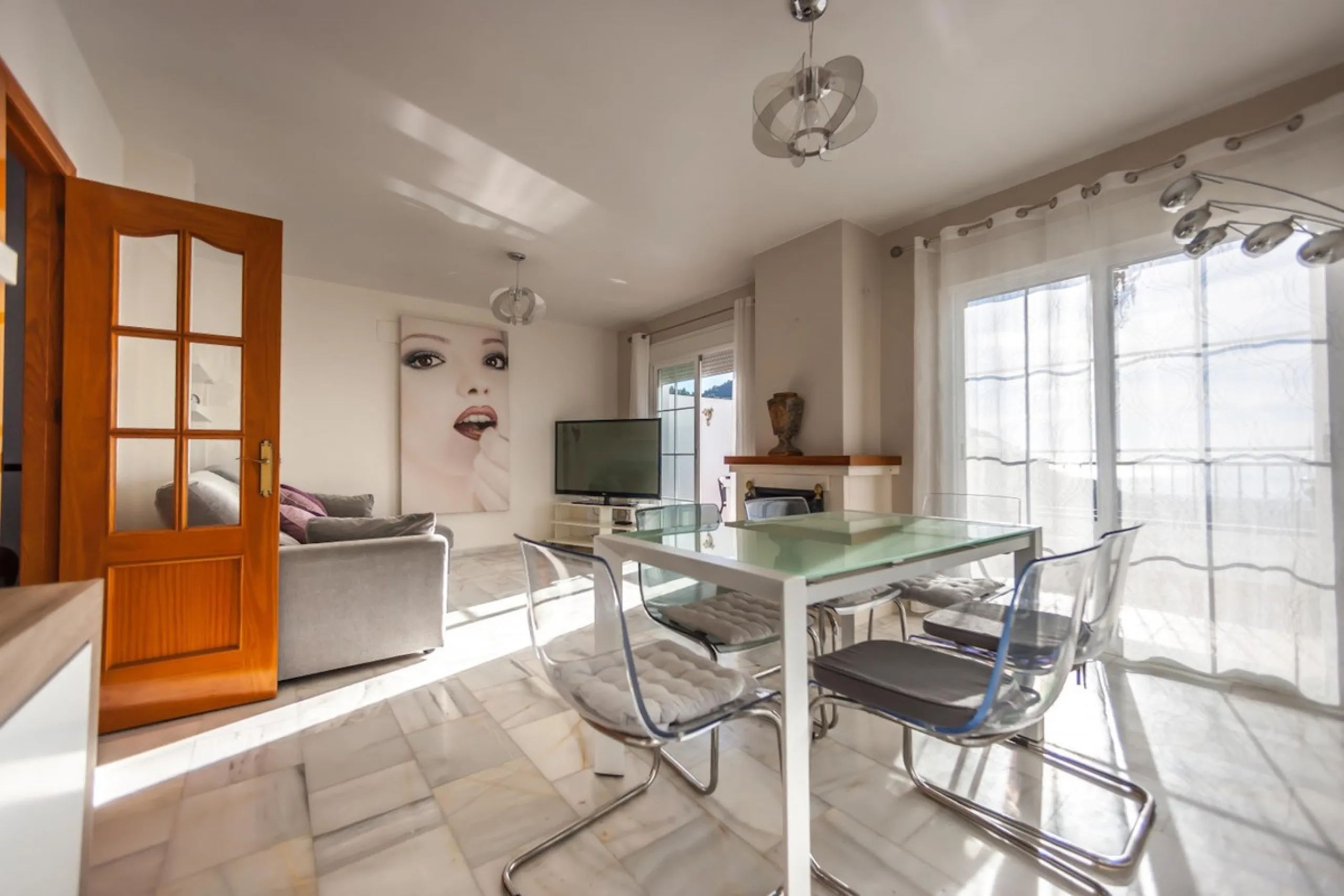 GREAT OPPORTUNITY! Bright and spacious house located in the sought after area of Puerto Blanquillo in Frigiliana, with un interrupted views over the valley towards Nerja and the Mediterranean Sea. The house is on a corner plot and has two independent entr