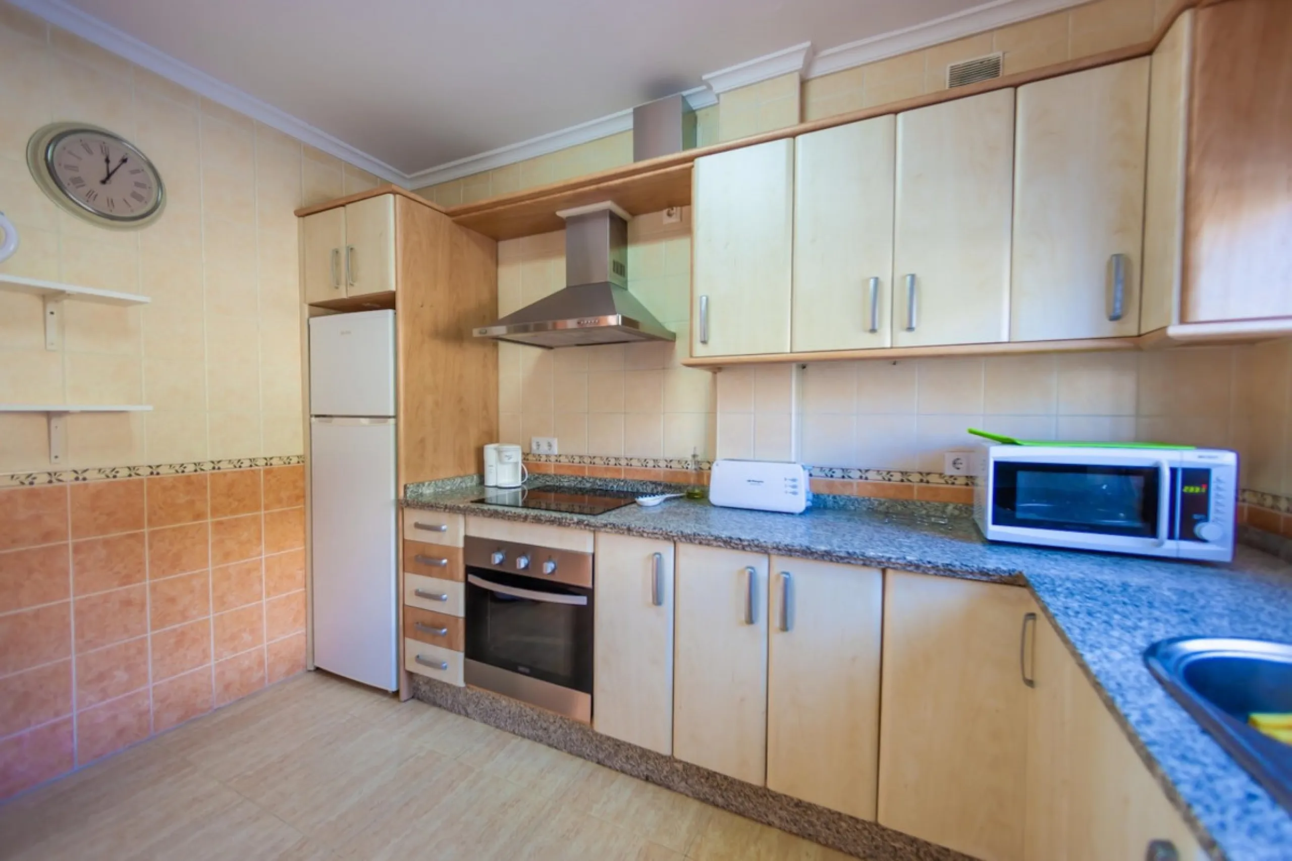 GREAT OPPORTUNITY! Bright and spacious house located in the sought after area of Puerto Blanquillo in Frigiliana, with un interrupted views over the valley towards Nerja and the Mediterranean Sea. The house is on a corner plot and has two independent entr
