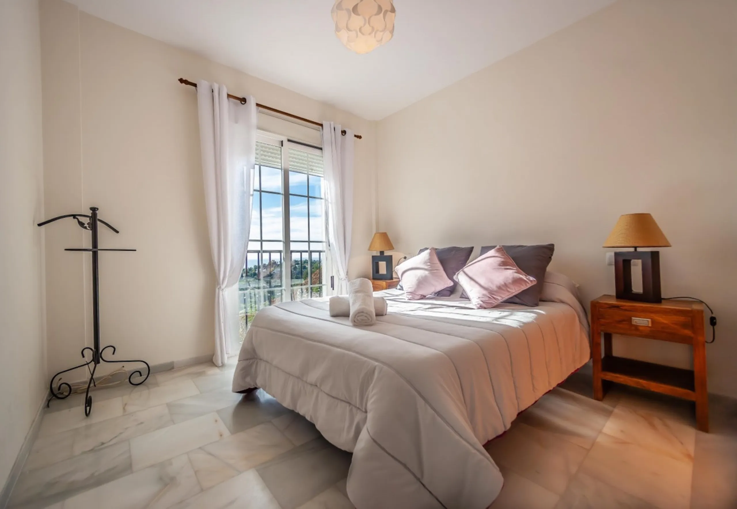 GREAT OPPORTUNITY! Bright and spacious house located in the sought after area of Puerto Blanquillo in Frigiliana, with un interrupted views over the valley towards Nerja and the Mediterranean Sea. The house is on a corner plot and has two independent entr