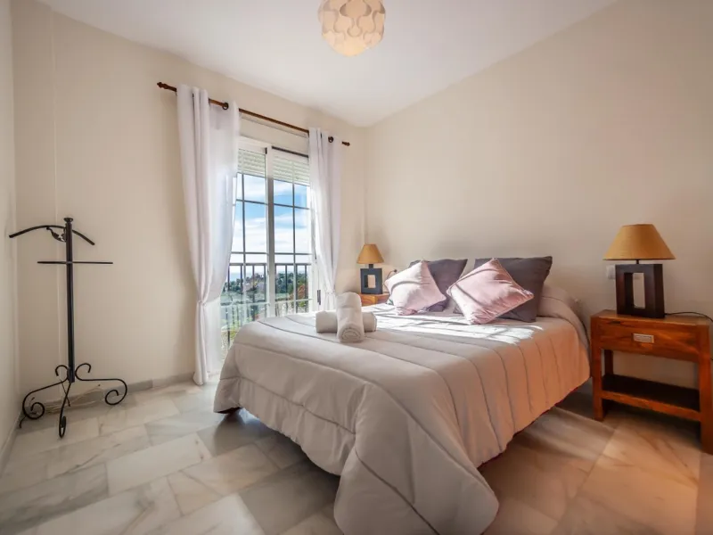 GREAT OPPORTUNITY! Bright and spacious house located in the sought after area of Puerto Blanquillo in Frigiliana, with un interrupted views over the valley towards Nerja and the Mediterranean Sea. The house is on a corner plot and has two independent entr