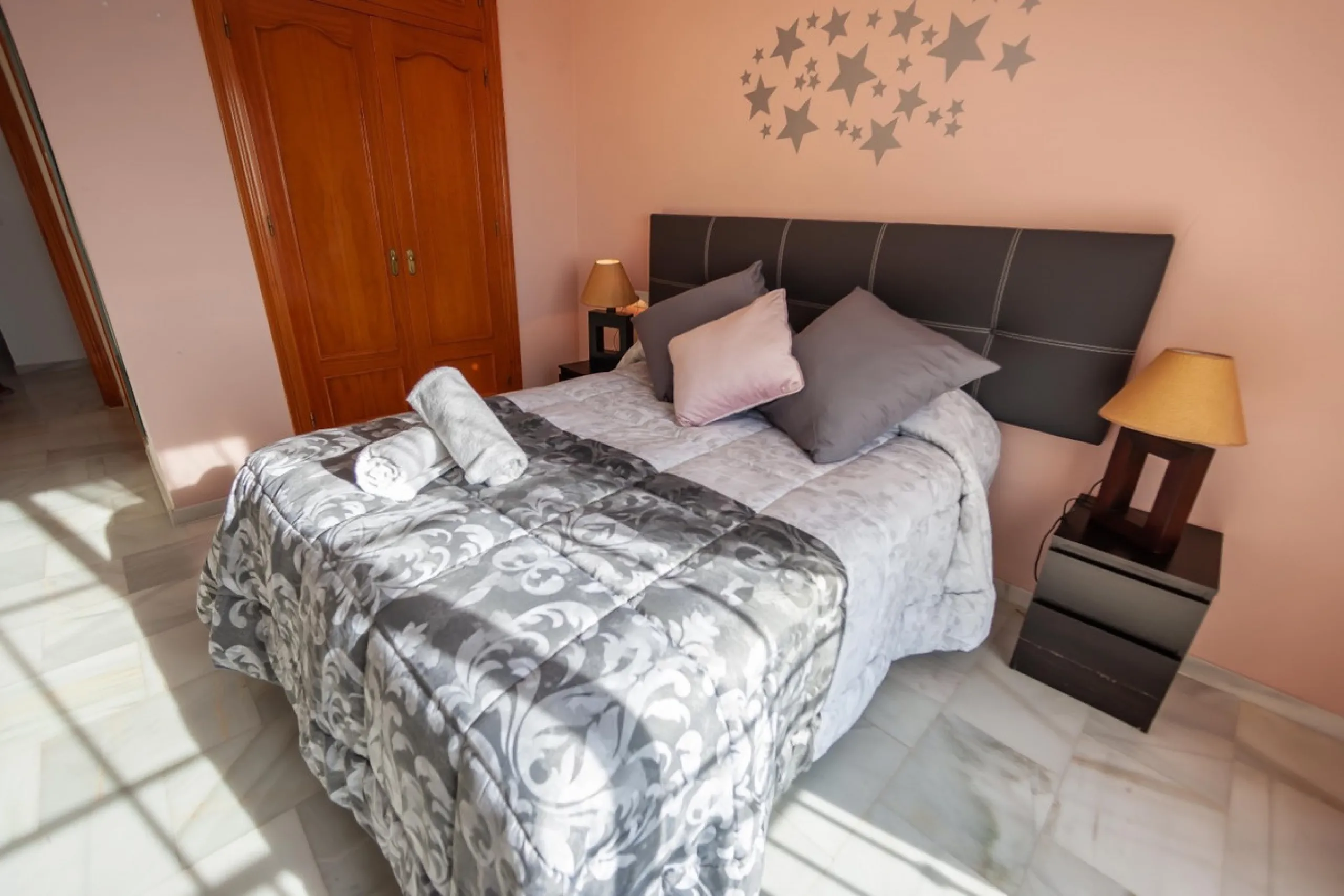 GREAT OPPORTUNITY! Bright and spacious house located in the sought after area of Puerto Blanquillo in Frigiliana, with un interrupted views over the valley towards Nerja and the Mediterranean Sea. The house is on a corner plot and has two independent entr