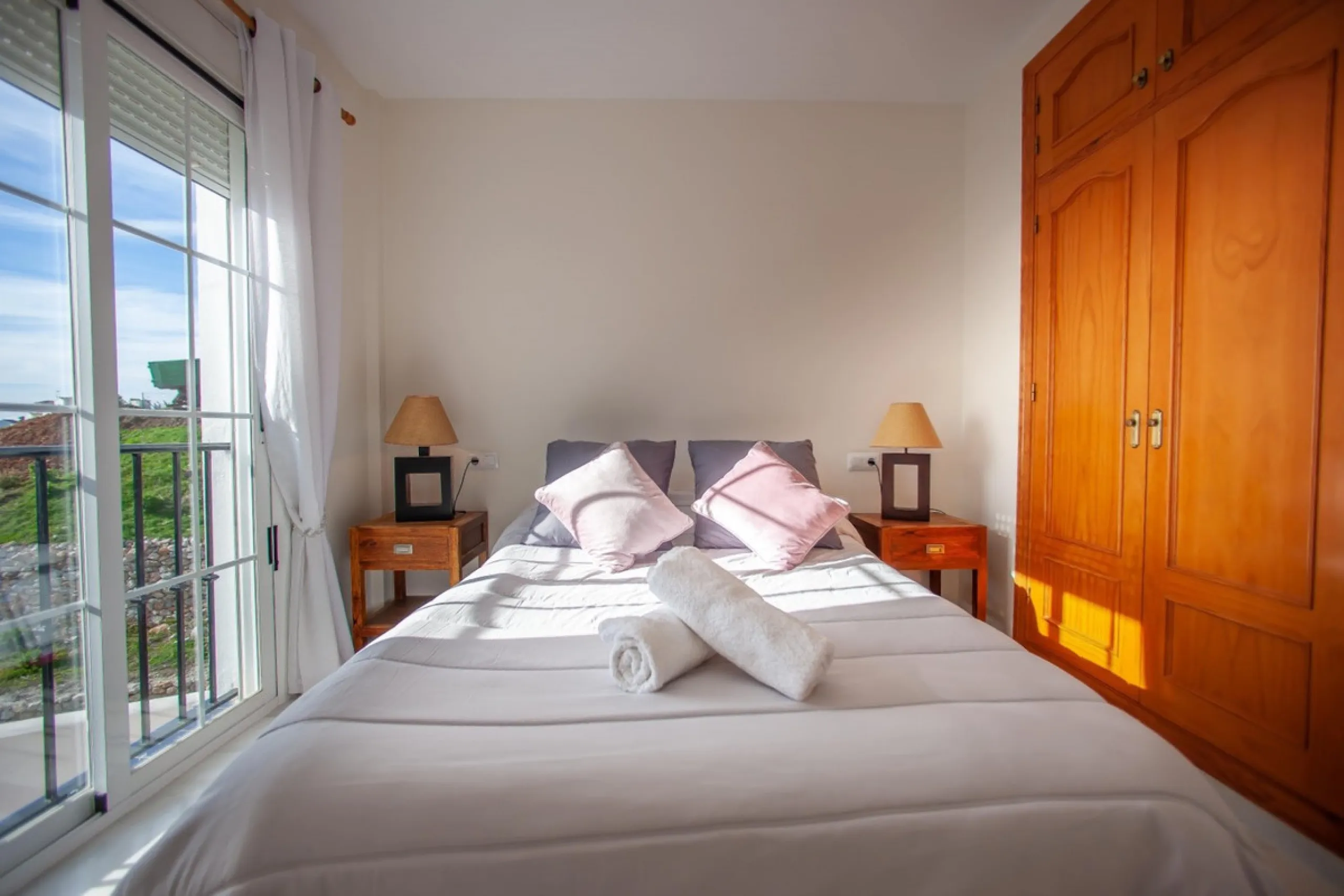 GREAT OPPORTUNITY! Bright and spacious house located in the sought after area of Puerto Blanquillo in Frigiliana, with un interrupted views over the valley towards Nerja and the Mediterranean Sea. The house is on a corner plot and has two independent entr
