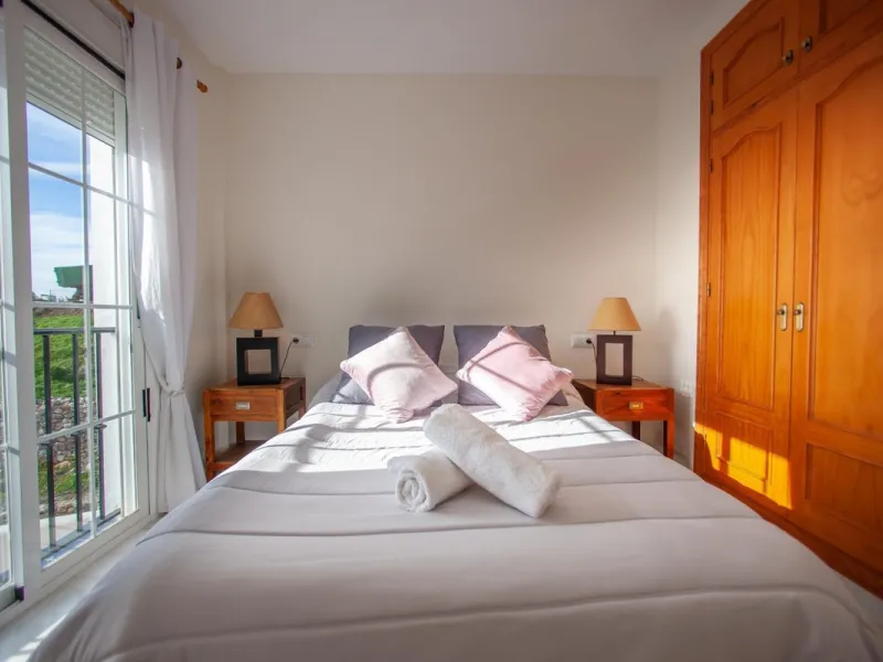 GREAT OPPORTUNITY! Bright and spacious house located in the sought after area of Puerto Blanquillo in Frigiliana, with un interrupted views over the valley towards Nerja and the Mediterranean Sea. The house is on a corner plot and has two independent entr