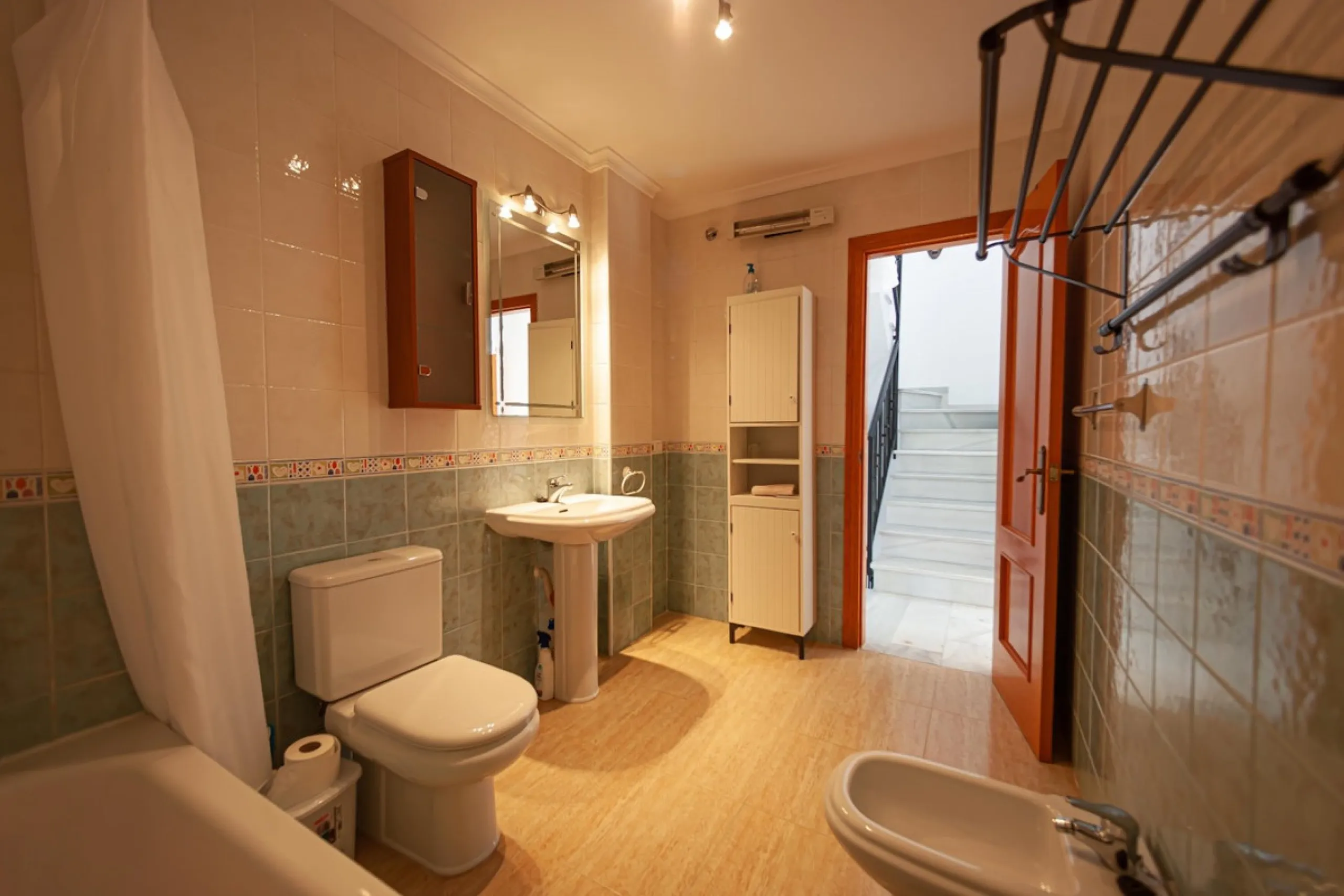 GREAT OPPORTUNITY! Bright and spacious house located in the sought after area of Puerto Blanquillo in Frigiliana, with un interrupted views over the valley towards Nerja and the Mediterranean Sea. The house is on a corner plot and has two independent entr