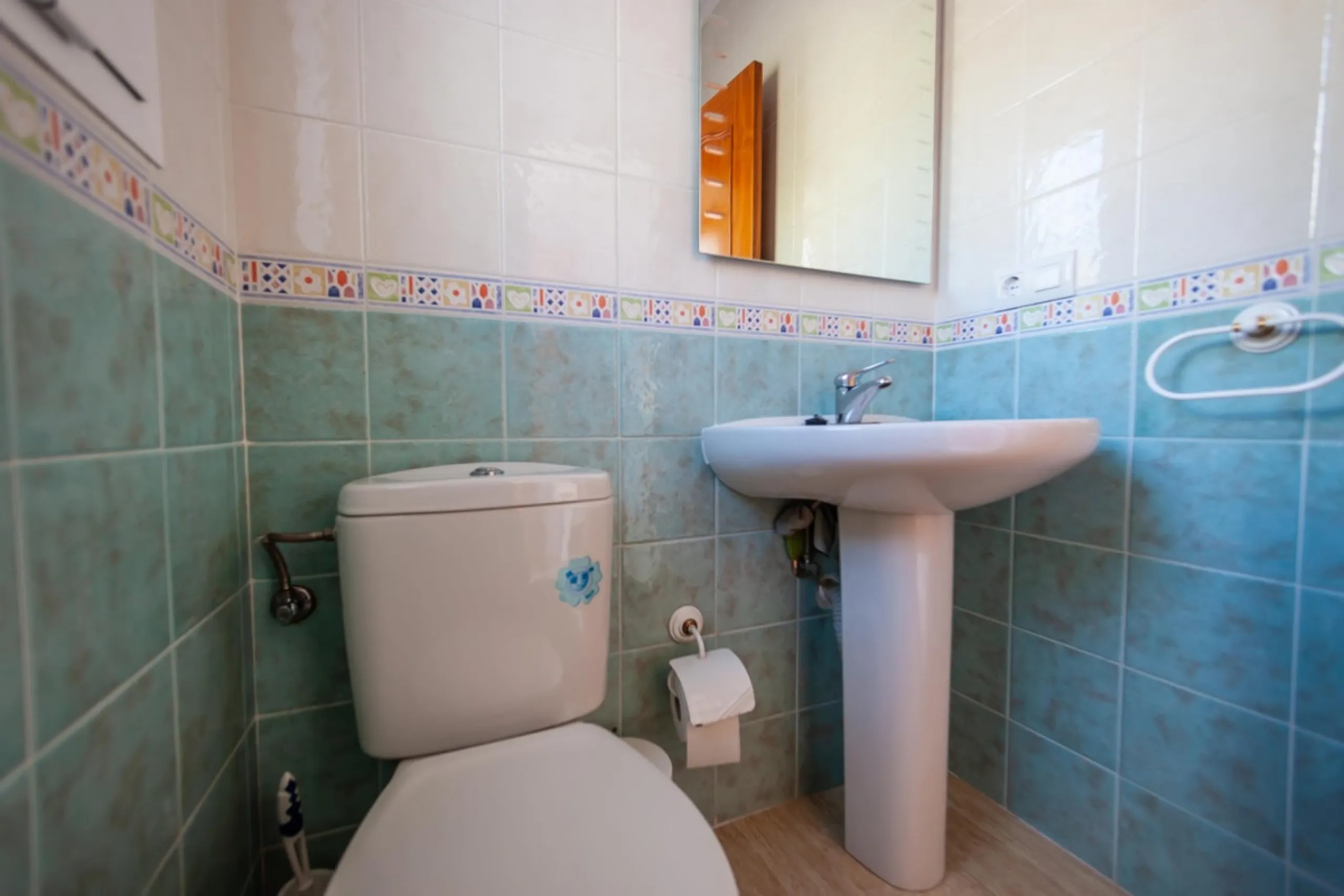 GREAT OPPORTUNITY! Bright and spacious house located in the sought after area of Puerto Blanquillo in Frigiliana, with un interrupted views over the valley towards Nerja and the Mediterranean Sea. The house is on a corner plot and has two independent entr