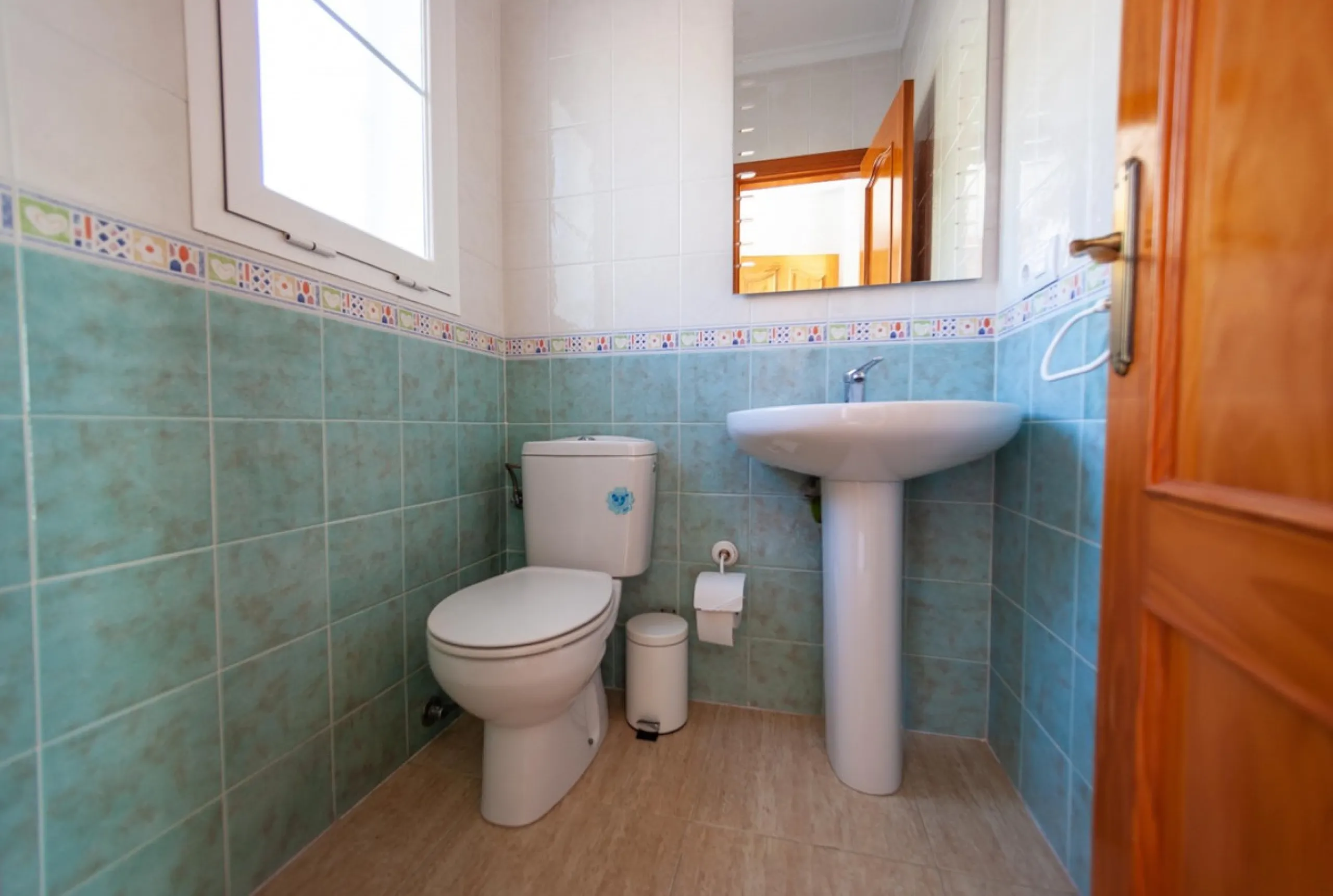 GREAT OPPORTUNITY! Bright and spacious house located in the sought after area of Puerto Blanquillo in Frigiliana, with un interrupted views over the valley towards Nerja and the Mediterranean Sea. The house is on a corner plot and has two independent entr