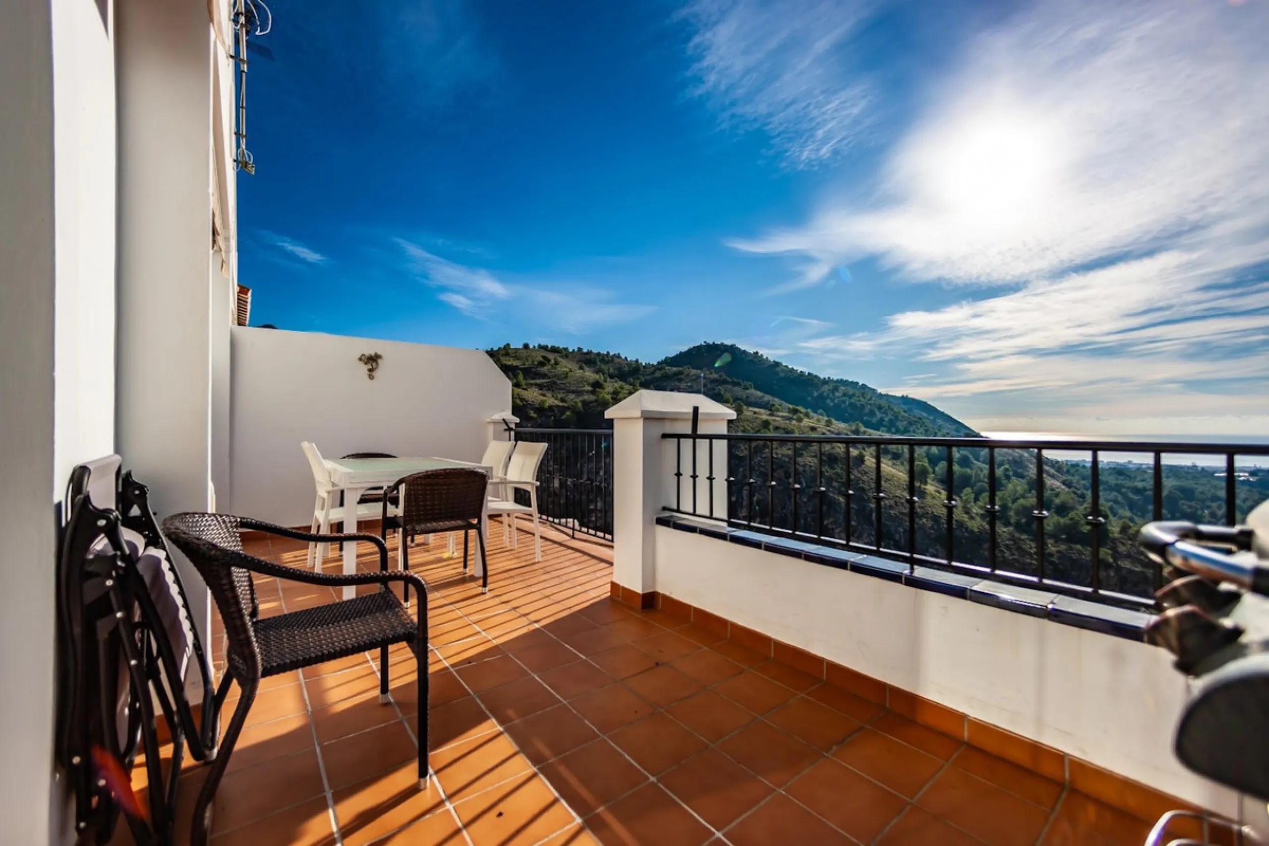 GREAT OPPORTUNITY! Bright and spacious house located in the sought after area of Puerto Blanquillo in Frigiliana, with un interrupted views over the valley towards Nerja and the Mediterranean Sea. The house is on a corner plot and has two independent entr