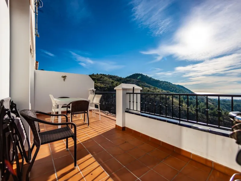 GREAT OPPORTUNITY! Bright and spacious house located in the sought after area of Puerto Blanquillo in Frigiliana, with un interrupted views over the valley towards Nerja and the Mediterranean Sea. The house is on a corner plot and has two independent entr