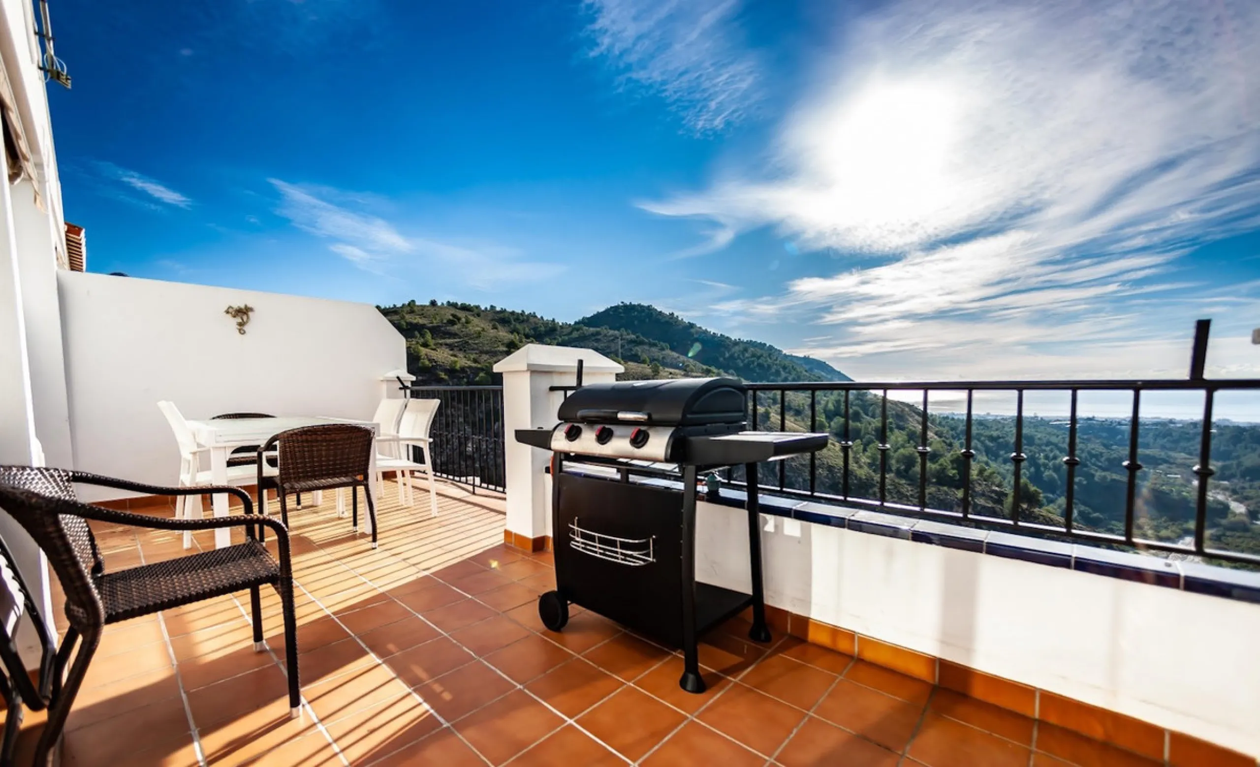 GREAT OPPORTUNITY! Bright and spacious house located in the sought after area of Puerto Blanquillo in Frigiliana, with un interrupted views over the valley towards Nerja and the Mediterranean Sea. The house is on a corner plot and has two independent entr