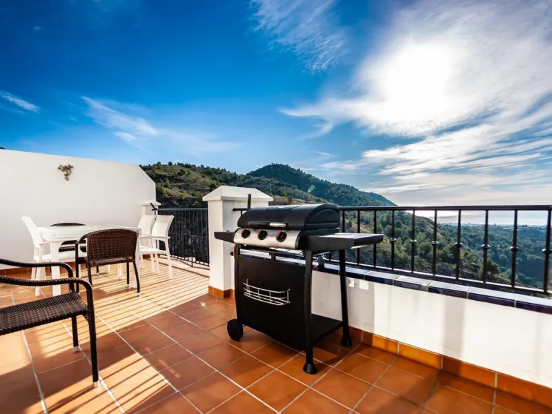 GREAT OPPORTUNITY! Bright and spacious house located in the sought after area of Puerto Blanquillo in Frigiliana, with un interrupted views over the valley towards Nerja and the Mediterranean Sea. The house is on a corner plot and has two independent entr