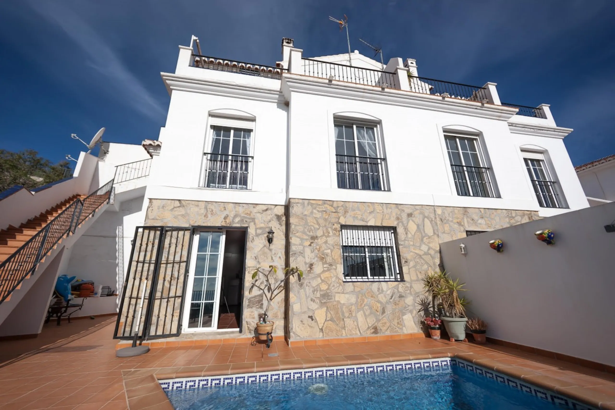 GREAT OPPORTUNITY! Bright and spacious house located in the sought after area of Puerto Blanquillo in Frigiliana, with un interrupted views over the valley towards Nerja and the Mediterranean Sea. The house is on a corner plot and has two independent entr