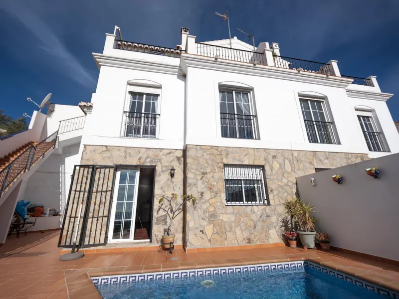 GREAT OPPORTUNITY! Bright and spacious house located in the sought after area of Puerto Blanquillo in Frigiliana, with un interrupted views over the valley towards Nerja and the Mediterranean Sea. The house is on a corner plot and has two independent entr