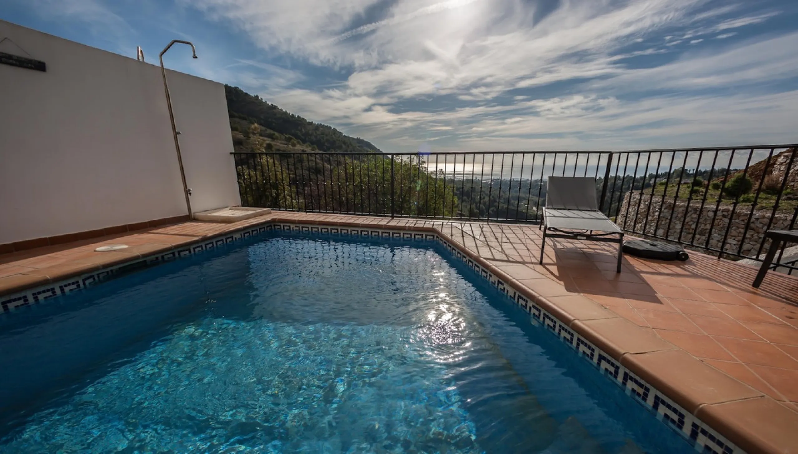GREAT OPPORTUNITY! Bright and spacious house located in the sought after area of Puerto Blanquillo in Frigiliana, with un interrupted views over the valley towards Nerja and the Mediterranean Sea. The house is on a corner plot and has two independent entr