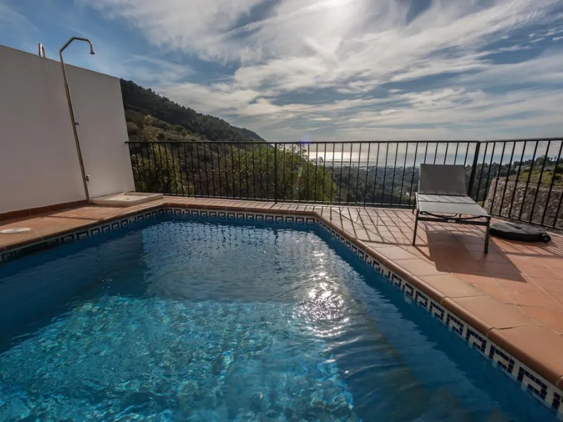 GREAT OPPORTUNITY! Bright and spacious house located in the sought after area of Puerto Blanquillo in Frigiliana, with un interrupted views over the valley towards Nerja and the Mediterranean Sea. The house is on a corner plot and has two independent entr