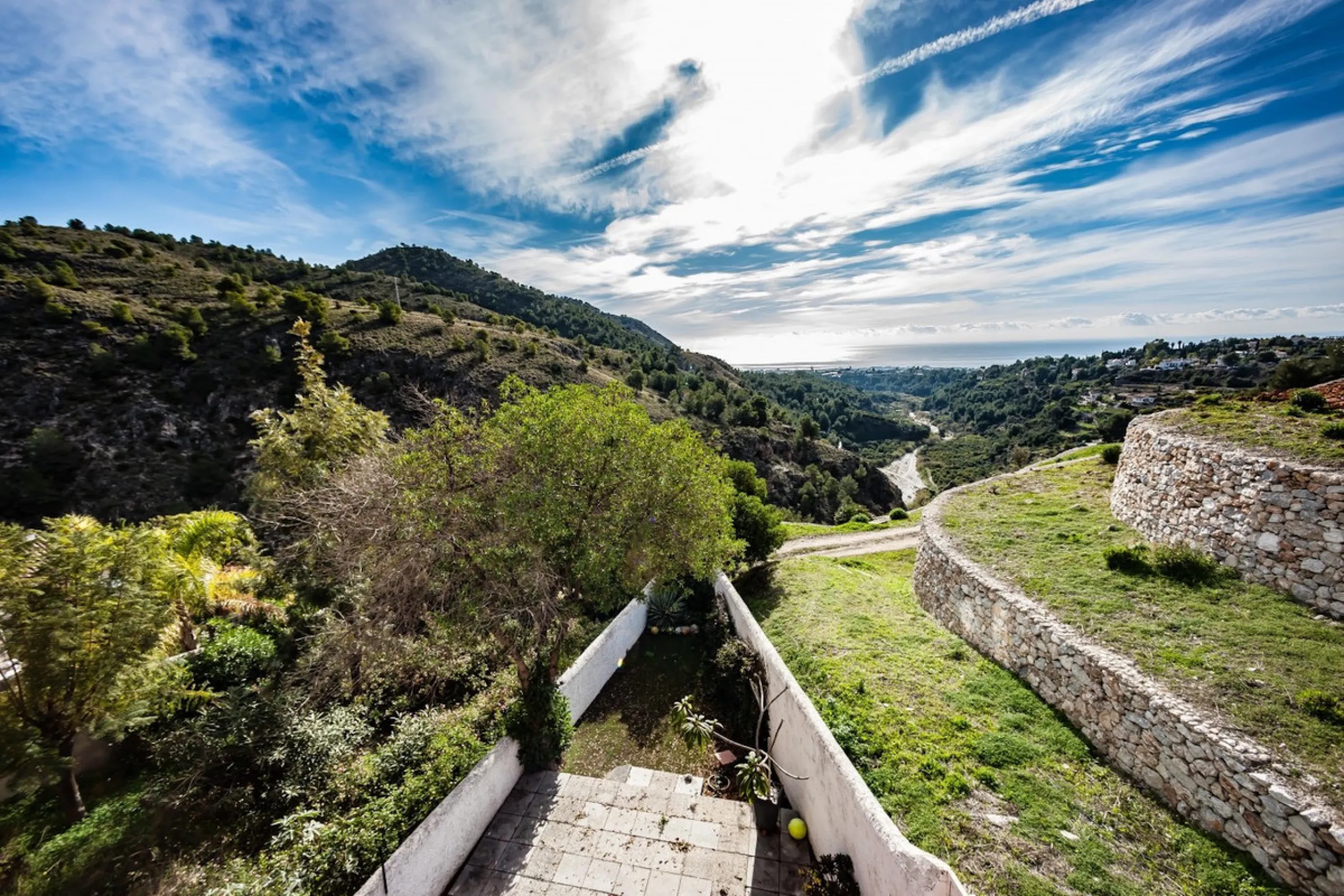 GREAT OPPORTUNITY! Bright and spacious house located in the sought after area of Puerto Blanquillo in Frigiliana, with un interrupted views over the valley towards Nerja and the Mediterranean Sea. The house is on a corner plot and has two independent entr