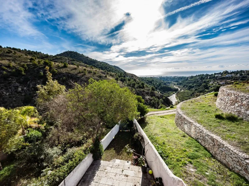 GREAT OPPORTUNITY! Bright and spacious house located in the sought after area of Puerto Blanquillo in Frigiliana, with un interrupted views over the valley towards Nerja and the Mediterranean Sea. The house is on a corner plot and has two independent entr