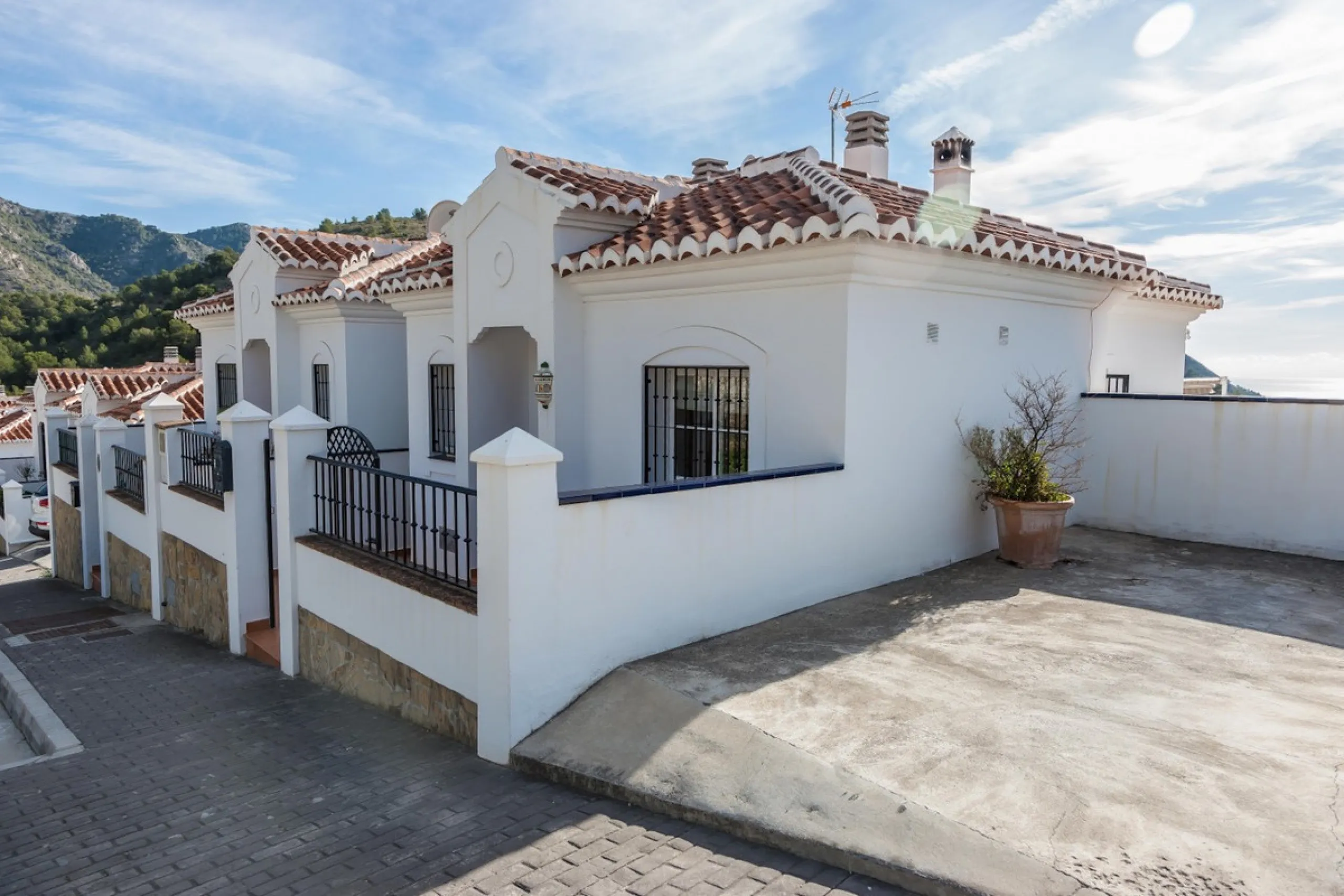 GREAT OPPORTUNITY! Bright and spacious house located in the sought after area of Puerto Blanquillo in Frigiliana, with un interrupted views over the valley towards Nerja and the Mediterranean Sea. The house is on a corner plot and has two independent entr