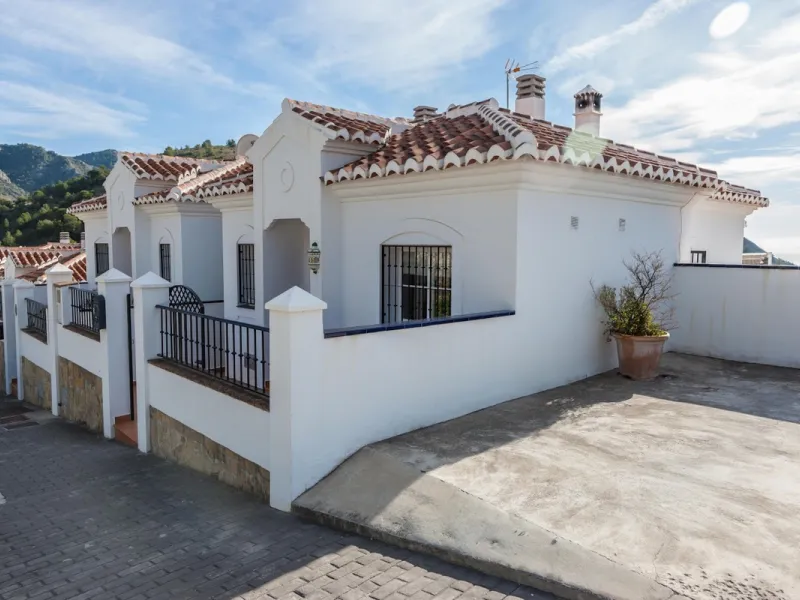 GREAT OPPORTUNITY! Bright and spacious house located in the sought after area of Puerto Blanquillo in Frigiliana, with un interrupted views over the valley towards Nerja and the Mediterranean Sea. The house is on a corner plot and has two independent entr