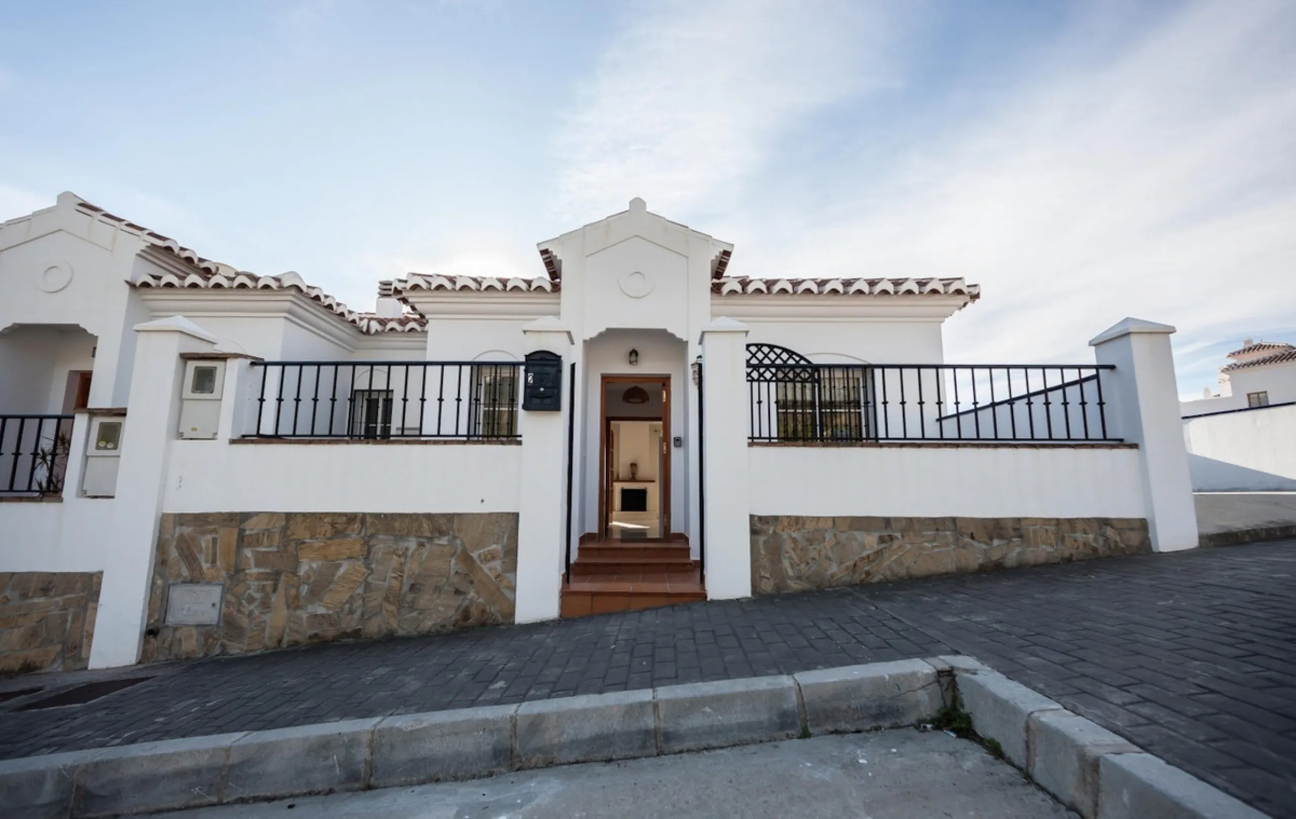 GREAT OPPORTUNITY! Bright and spacious house located in the sought after area of Puerto Blanquillo in Frigiliana, with un interrupted views over the valley towards Nerja and the Mediterranean Sea. The house is on a corner plot and has two independent entr