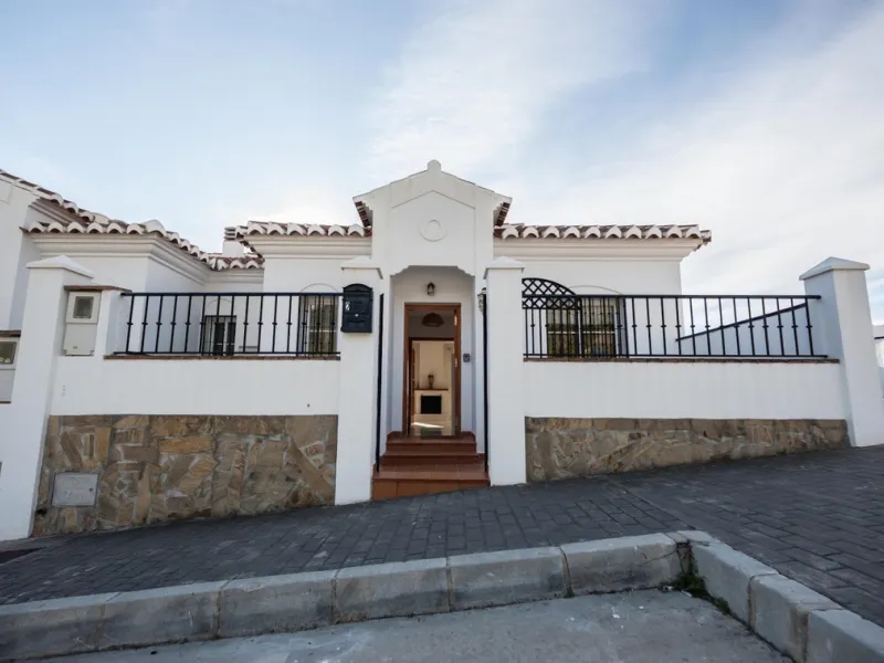 GREAT OPPORTUNITY! Bright and spacious house located in the sought after area of Puerto Blanquillo in Frigiliana, with un interrupted views over the valley towards Nerja and the Mediterranean Sea. The house is on a corner plot and has two independent entr