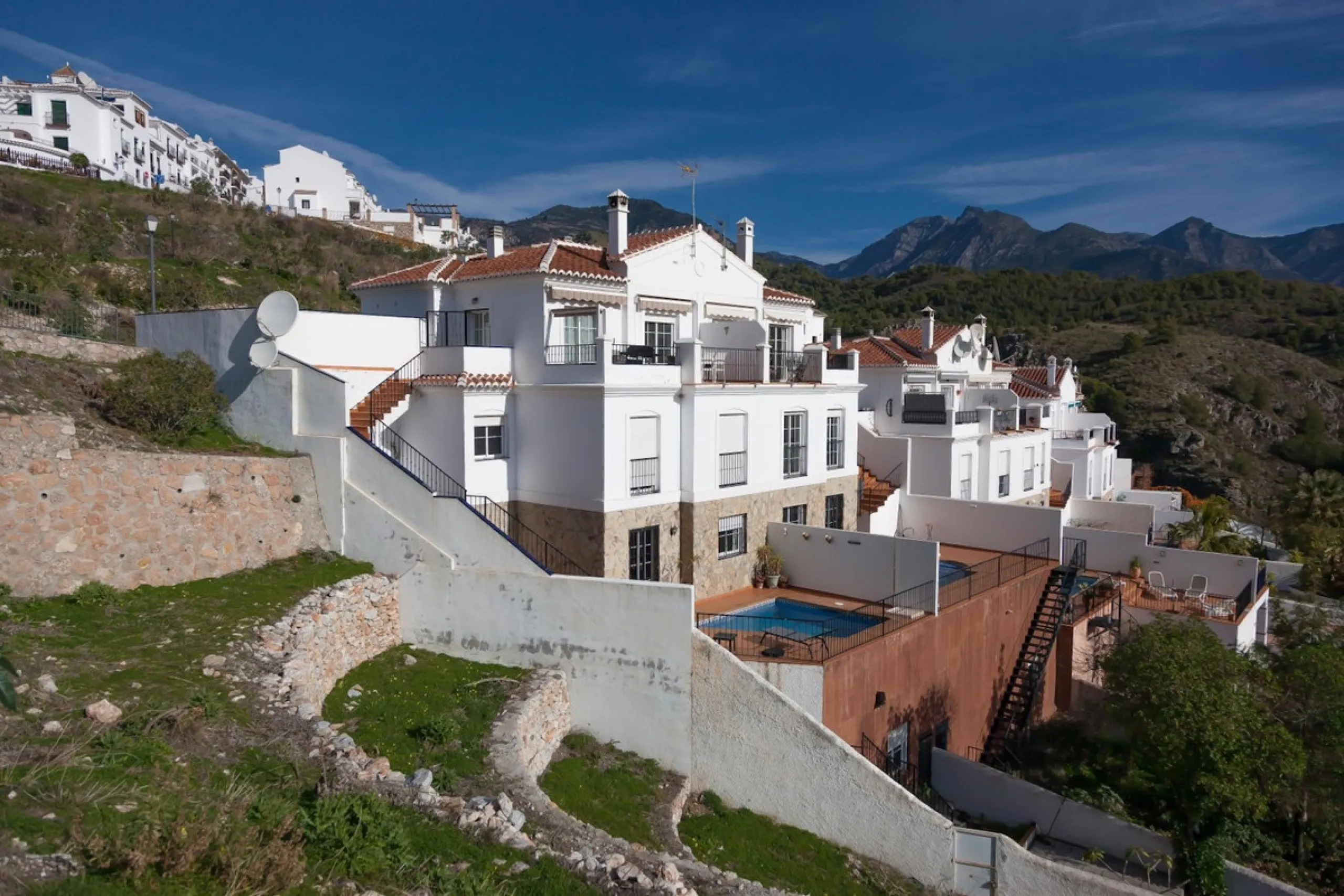 GREAT OPPORTUNITY! Bright and spacious house located in the sought after area of Puerto Blanquillo in Frigiliana, with un interrupted views over the valley towards Nerja and the Mediterranean Sea. The house is on a corner plot and has two independent entr
