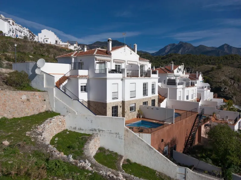 GREAT OPPORTUNITY! Bright and spacious house located in the sought after area of Puerto Blanquillo in Frigiliana, with un interrupted views over the valley towards Nerja and the Mediterranean Sea. The house is on a corner plot and has two independent entr