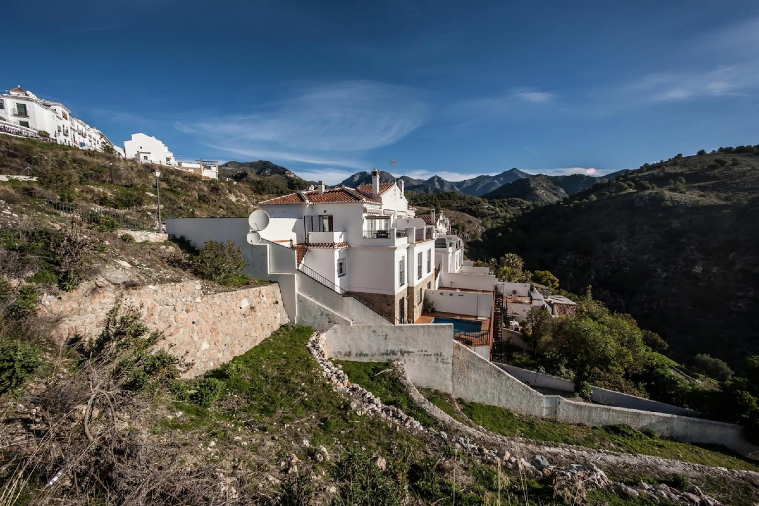 GREAT OPPORTUNITY! Bright and spacious house located in the sought after area of Puerto Blanquillo in Frigiliana, with un interrupted views over the valley towards Nerja and the Mediterranean Sea. The house is on a corner plot and has two independent entr