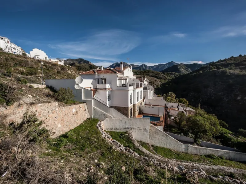 GREAT OPPORTUNITY! Bright and spacious house located in the sought after area of Puerto Blanquillo in Frigiliana, with un interrupted views over the valley towards Nerja and the Mediterranean Sea. The house is on a corner plot and has two independent entr