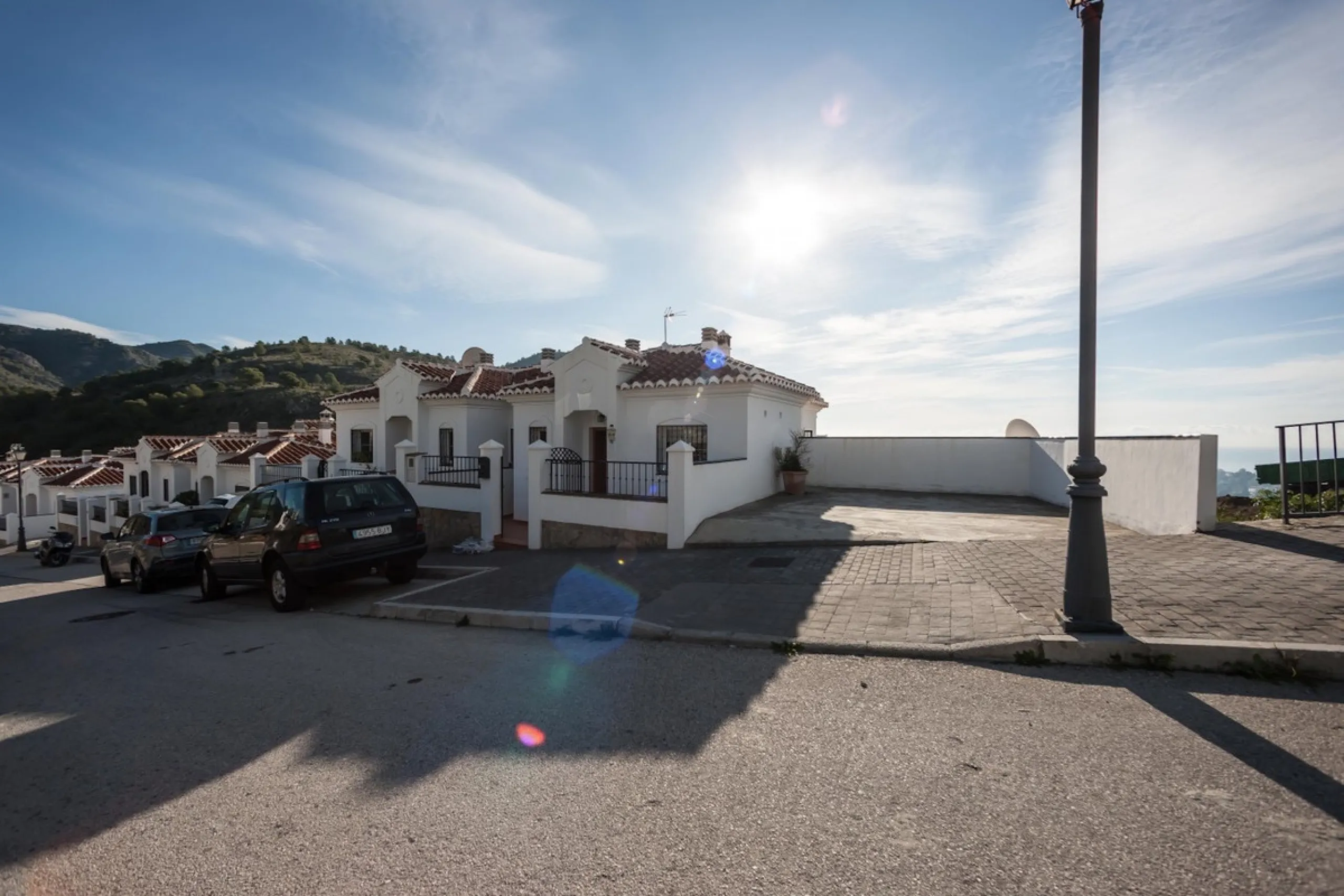 GREAT OPPORTUNITY! Bright and spacious house located in the sought after area of Puerto Blanquillo in Frigiliana, with un interrupted views over the valley towards Nerja and the Mediterranean Sea. The house is on a corner plot and has two independent entr