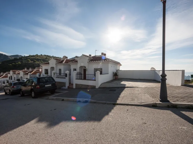 GREAT OPPORTUNITY! Bright and spacious house located in the sought after area of Puerto Blanquillo in Frigiliana, with un interrupted views over the valley towards Nerja and the Mediterranean Sea. The house is on a corner plot and has two independent entr