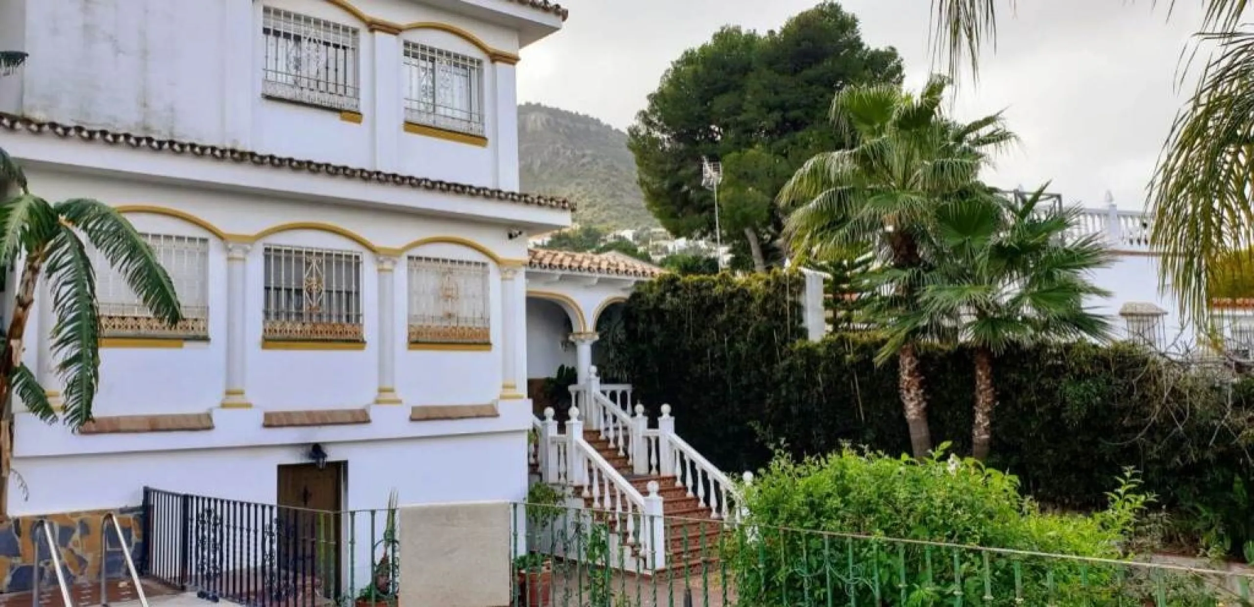 2936-V  Villa in Alhaurin de la Torre located in a privileged environment. Villa located close to  Costa del Sol area,  from which you have a comfortable  and easy access to all the services of Alhaurin de la Torre, surrounded by nature and being able to 
