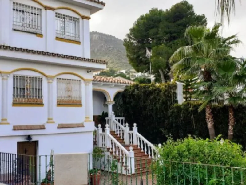 2936-V  Villa in Alhaurin de la Torre located in a privileged environment. Villa located close to  Costa del Sol area,  from which you have a comfortable  and easy access to all the services of Alhaurin de la Torre, surrounded by nature and being able to 