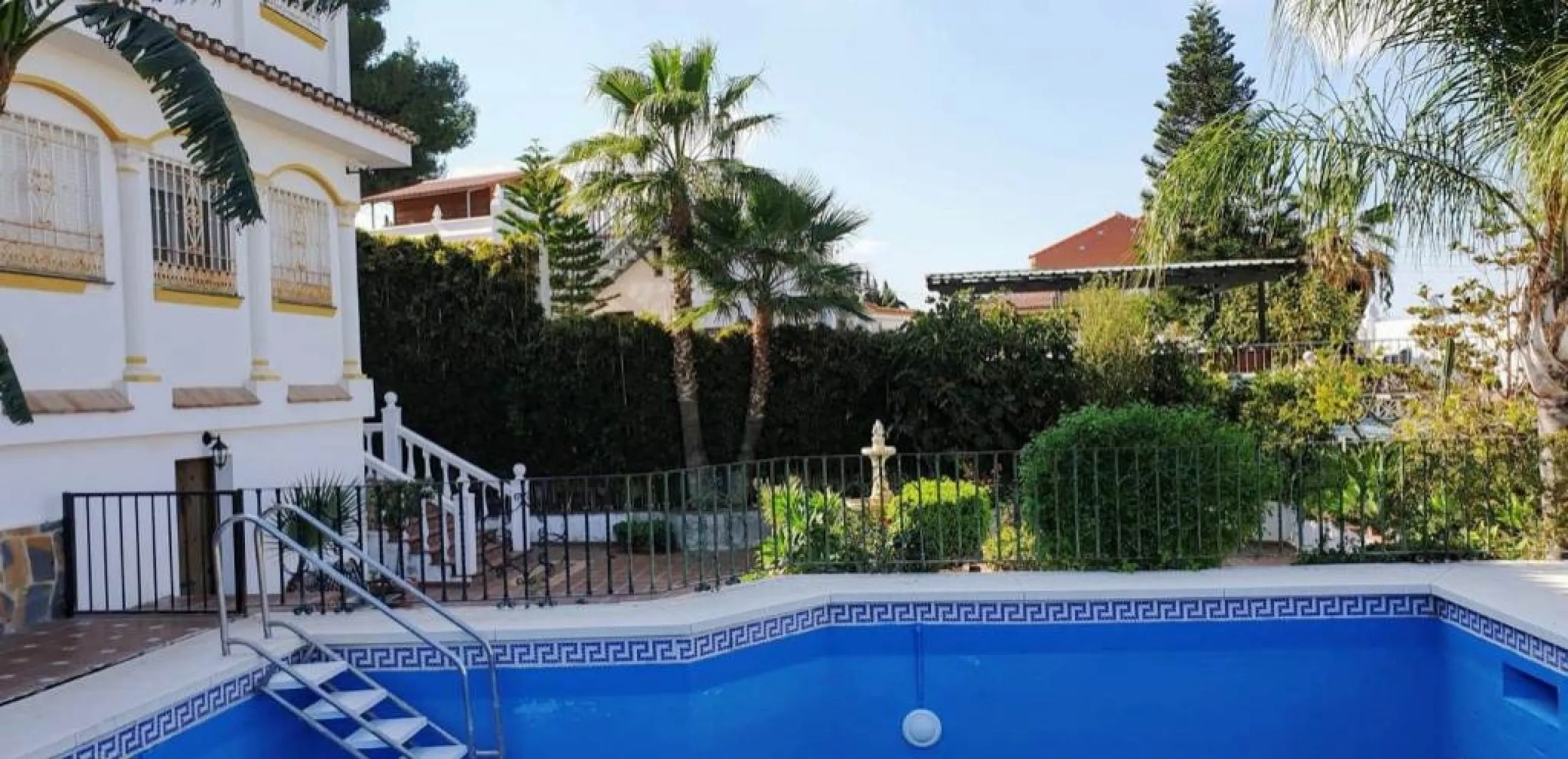 2936-V  Villa in Alhaurin de la Torre located in a privileged environment. Villa located close to  Costa del Sol area,  from which you have a comfortable  and easy access to all the services of Alhaurin de la Torre, surrounded by nature and being able to 