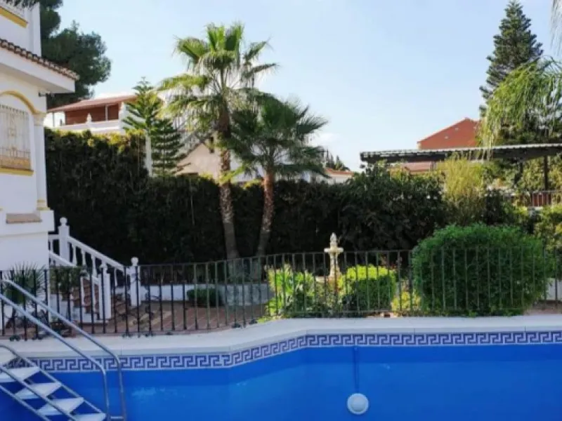 2936-V  Villa in Alhaurin de la Torre located in a privileged environment. Villa located close to  Costa del Sol area,  from which you have a comfortable  and easy access to all the services of Alhaurin de la Torre, surrounded by nature and being able to 