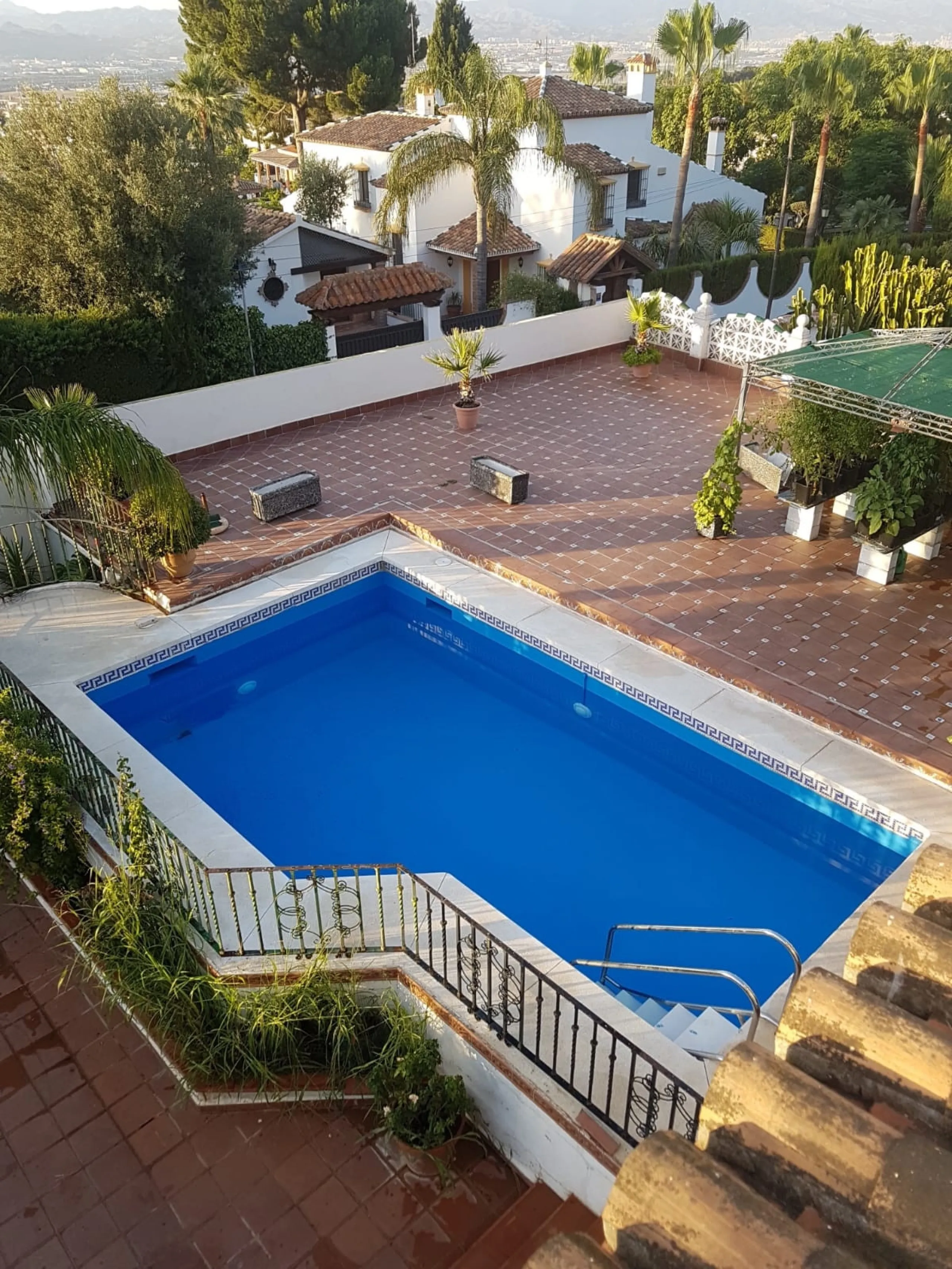 2936-V  Villa in Alhaurin de la Torre located in a privileged environment. Villa located close to  Costa del Sol area,  from which you have a comfortable  and easy access to all the services of Alhaurin de la Torre, surrounded by nature and being able to 