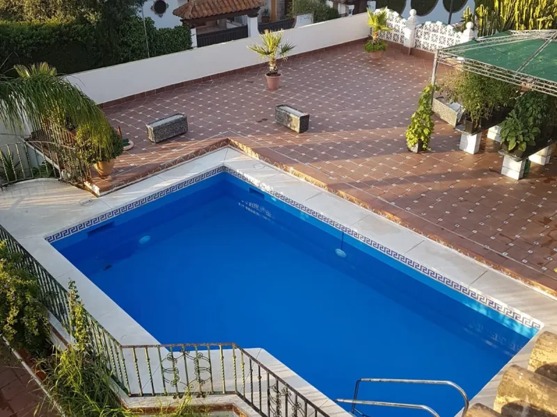 2936-V  Villa in Alhaurin de la Torre located in a privileged environment. Villa located close to  Costa del Sol area,  from which you have a comfortable  and easy access to all the services of Alhaurin de la Torre, surrounded by nature and being able to 