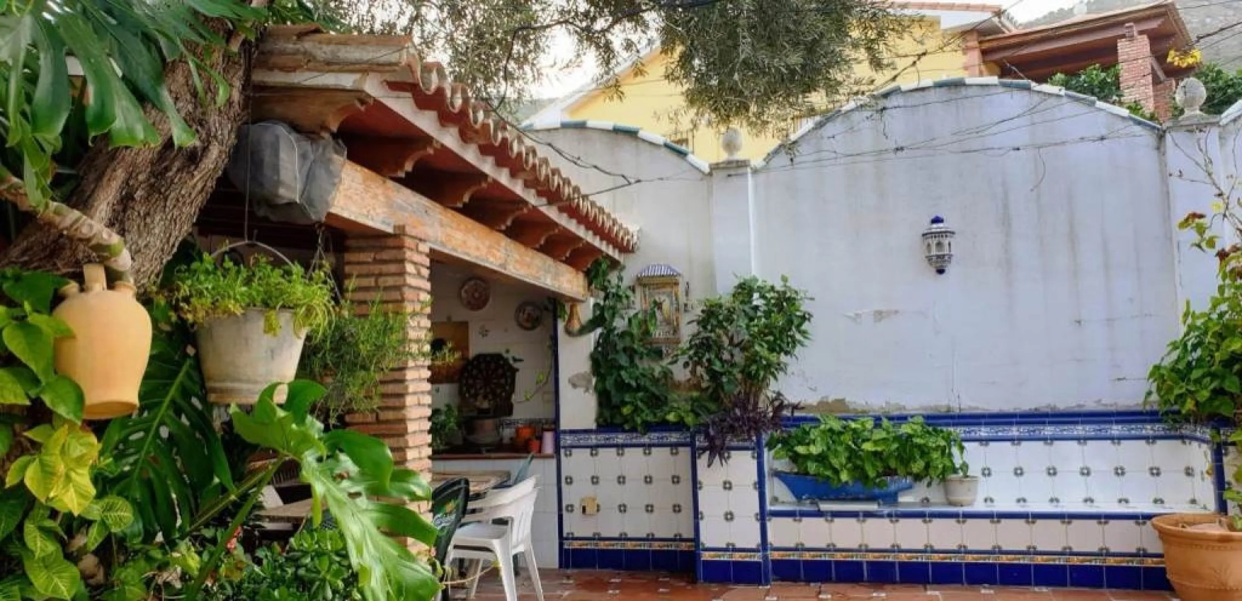 2936-V  Villa in Alhaurin de la Torre located in a privileged environment. Villa located close to  Costa del Sol area,  from which you have a comfortable  and easy access to all the services of Alhaurin de la Torre, surrounded by nature and being able to 