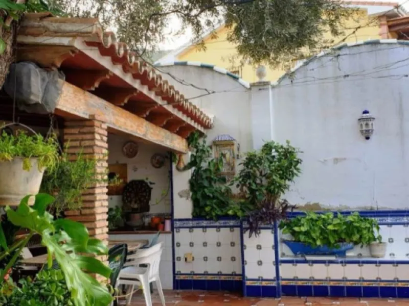 2936-V  Villa in Alhaurin de la Torre located in a privileged environment. Villa located close to  Costa del Sol area,  from which you have a comfortable  and easy access to all the services of Alhaurin de la Torre, surrounded by nature and being able to 