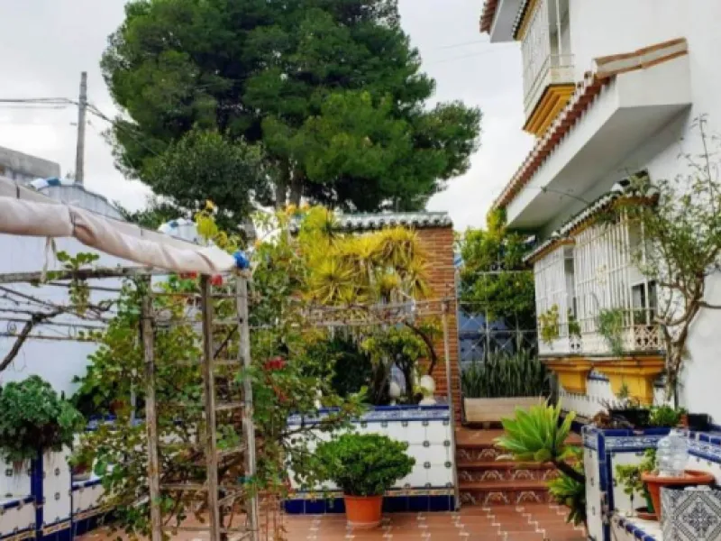 2936-V  Villa in Alhaurin de la Torre located in a privileged environment. Villa located close to  Costa del Sol area,  from which you have a comfortable  and easy access to all the services of Alhaurin de la Torre, surrounded by nature and being able to 
