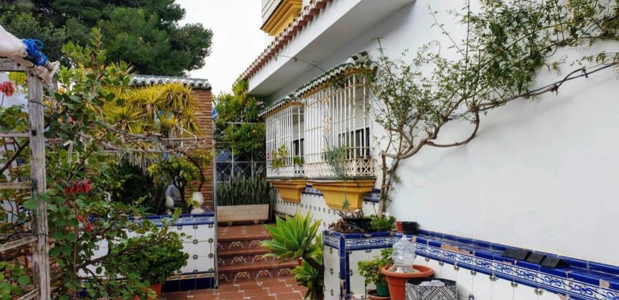 2936-V  Villa in Alhaurin de la Torre located in a privileged environment. Villa located close to  Costa del Sol area,  from which you have a comfortable  and easy access to all the services of Alhaurin de la Torre, surrounded by nature and being able to 