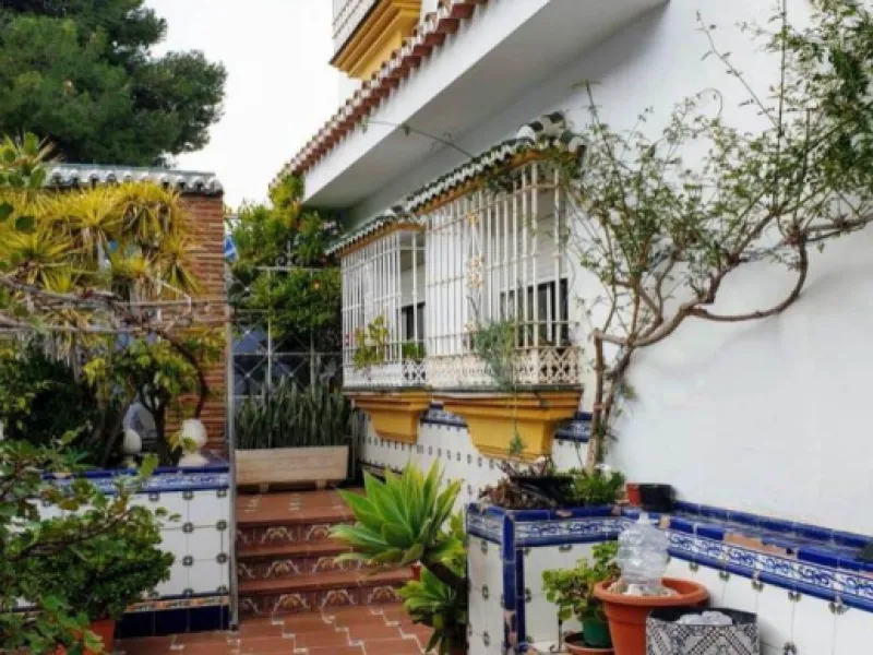 2936-V  Villa in Alhaurin de la Torre located in a privileged environment. Villa located close to  Costa del Sol area,  from which you have a comfortable  and easy access to all the services of Alhaurin de la Torre, surrounded by nature and being able to 