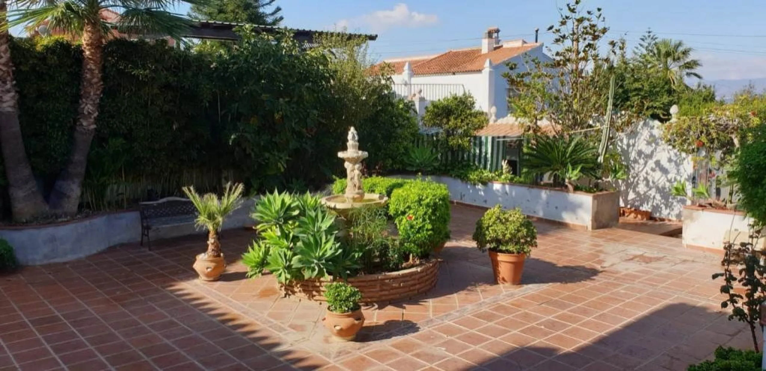 2936-V  Villa in Alhaurin de la Torre located in a privileged environment. Villa located close to  Costa del Sol area,  from which you have a comfortable  and easy access to all the services of Alhaurin de la Torre, surrounded by nature and being able to 