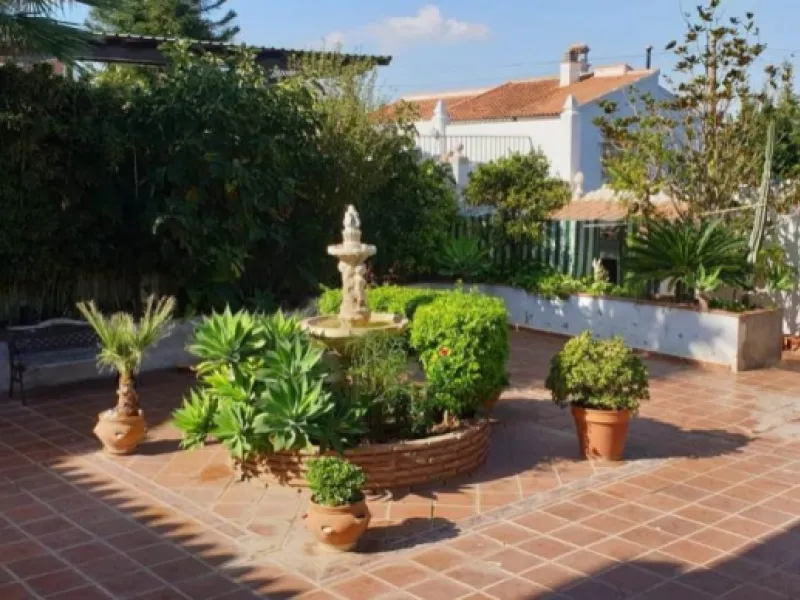 2936-V  Villa in Alhaurin de la Torre located in a privileged environment. Villa located close to  Costa del Sol area,  from which you have a comfortable  and easy access to all the services of Alhaurin de la Torre, surrounded by nature and being able to 