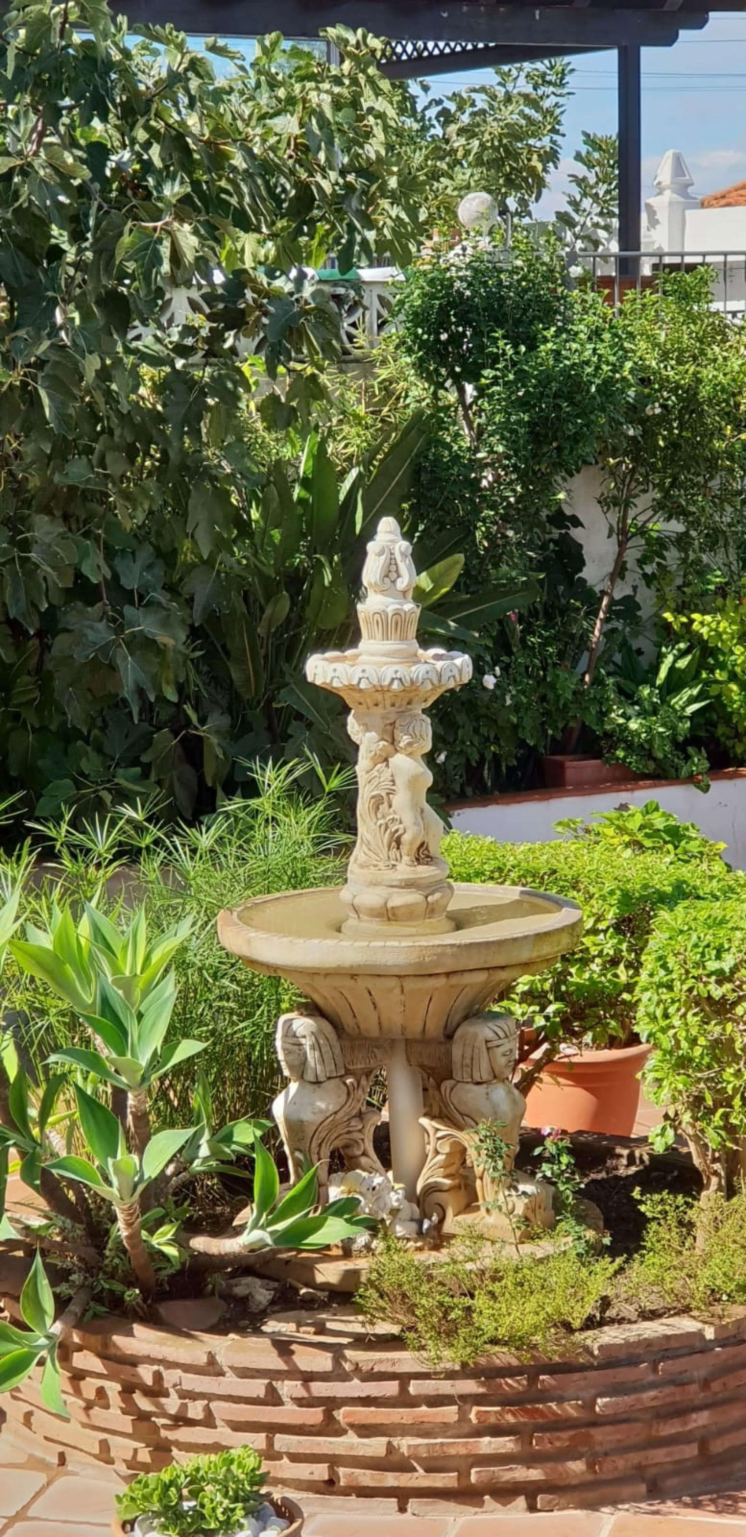 2936-V  Villa in Alhaurin de la Torre located in a privileged environment. Villa located close to  Costa del Sol area,  from which you have a comfortable  and easy access to all the services of Alhaurin de la Torre, surrounded by nature and being able to 