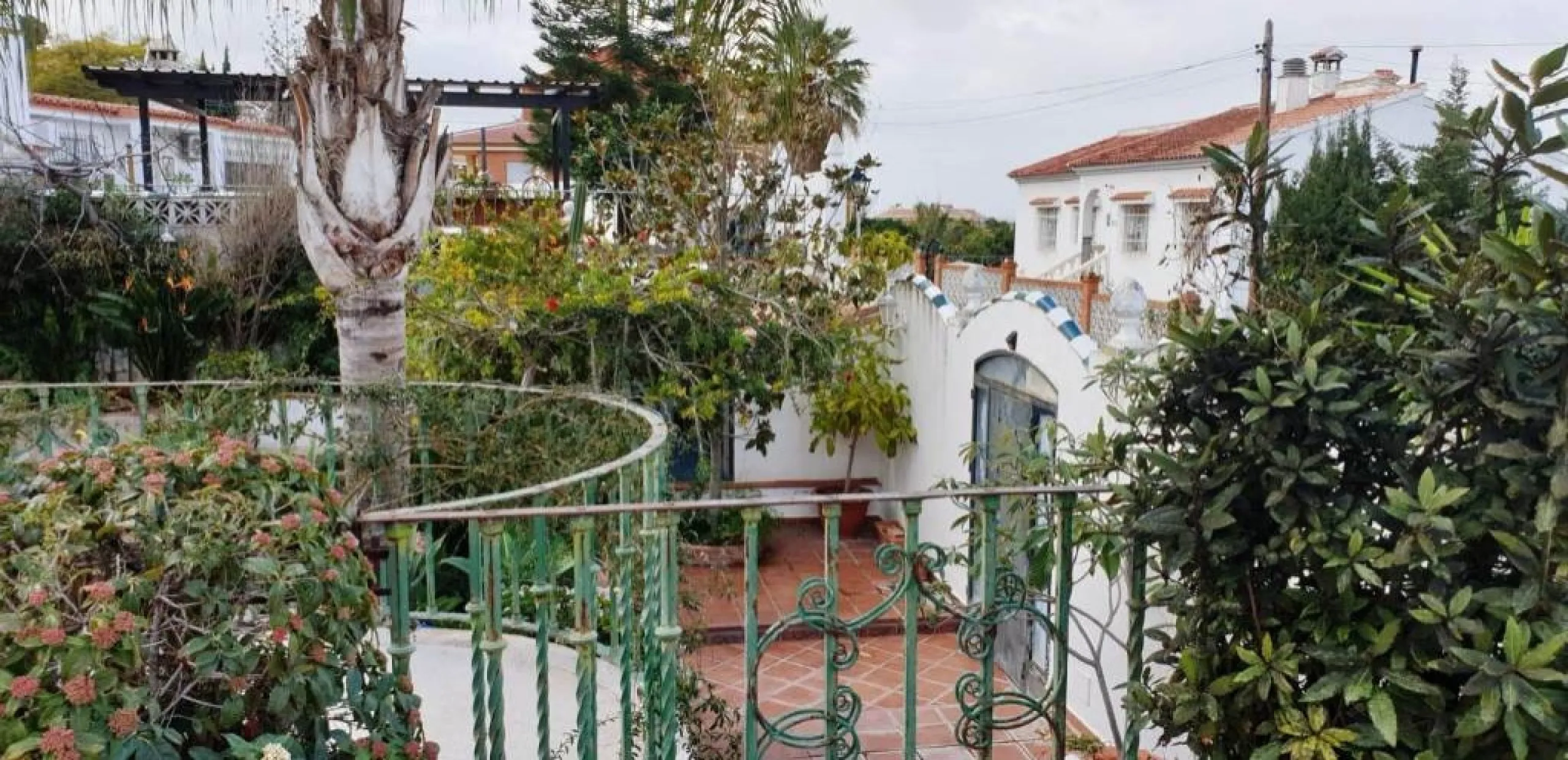 2936-V  Villa in Alhaurin de la Torre located in a privileged environment. Villa located close to  Costa del Sol area,  from which you have a comfortable  and easy access to all the services of Alhaurin de la Torre, surrounded by nature and being able to 