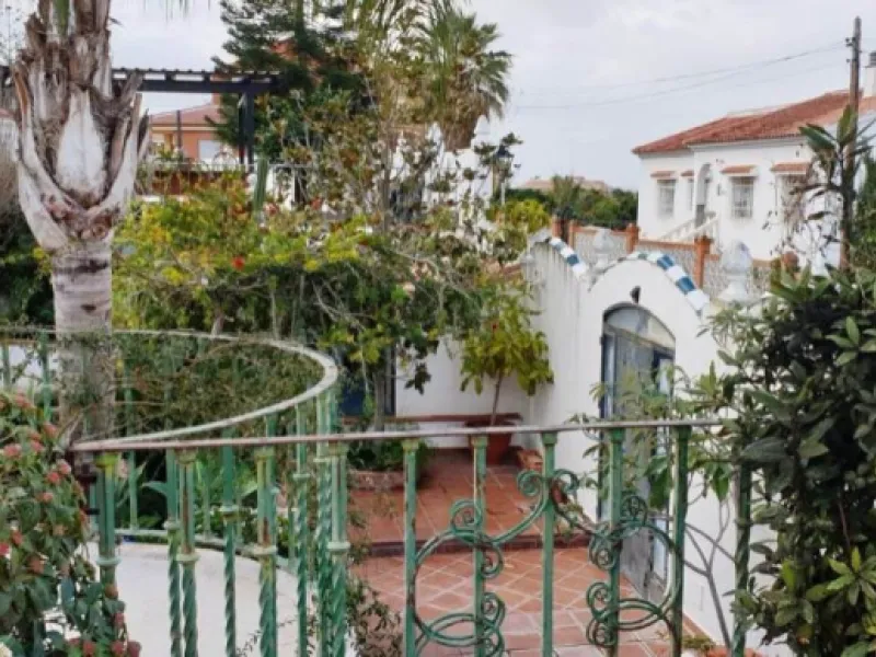 2936-V  Villa in Alhaurin de la Torre located in a privileged environment. Villa located close to  Costa del Sol area,  from which you have a comfortable  and easy access to all the services of Alhaurin de la Torre, surrounded by nature and being able to 