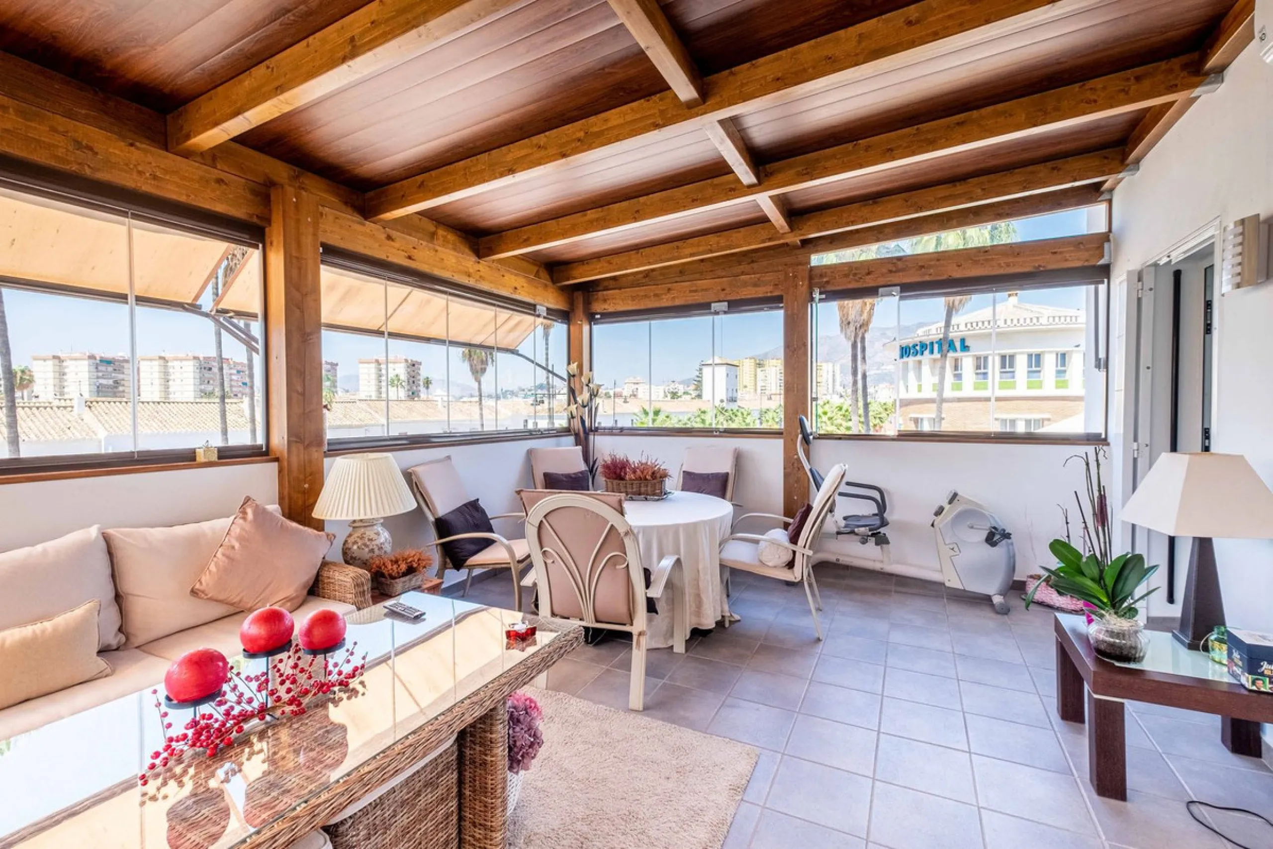 House - Townhouse в продаже в Fuengirola, Málaga. В доме 4 спален и 4 ванных комнат. Площадь дома 285 м²