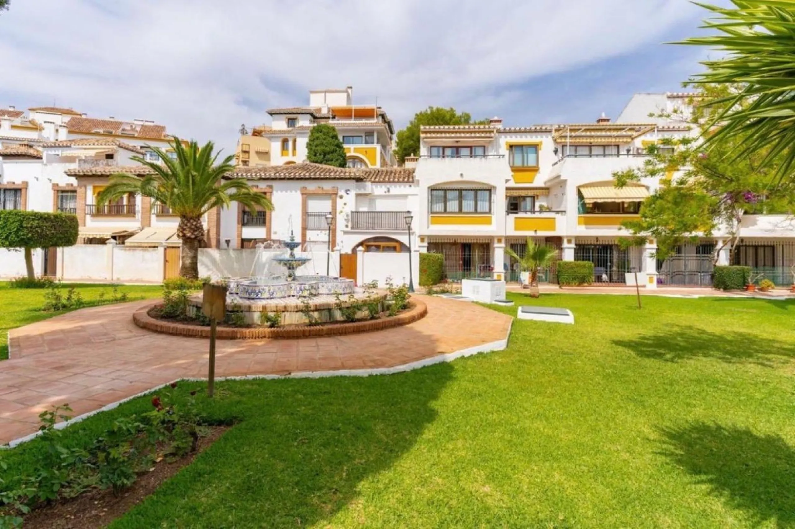 House - Townhouse в продаже в Fuengirola, Málaga. В доме 4 спален и 4 ванных комнат. Площадь дома 285 м²
