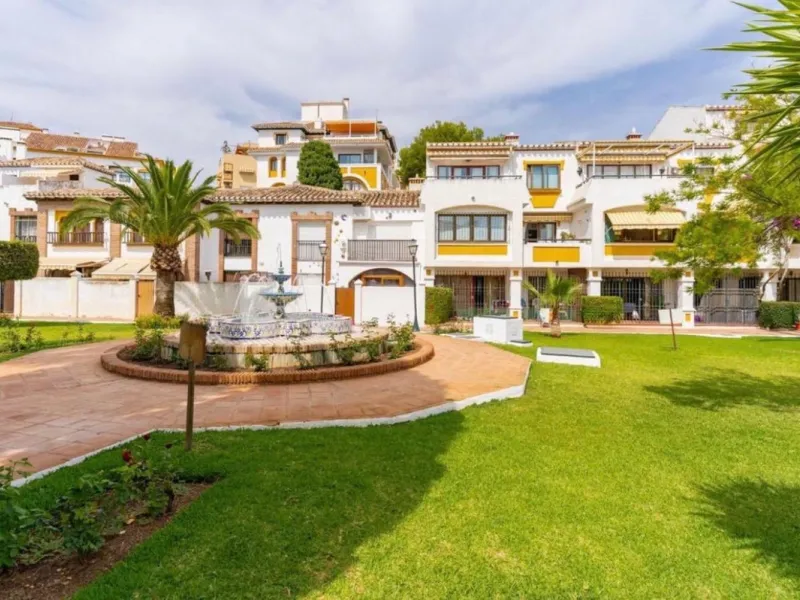 House - Townhouse в продаже в Fuengirola, Málaga. В доме 4 спален и 4 ванных комнат. Площадь дома 285 м²